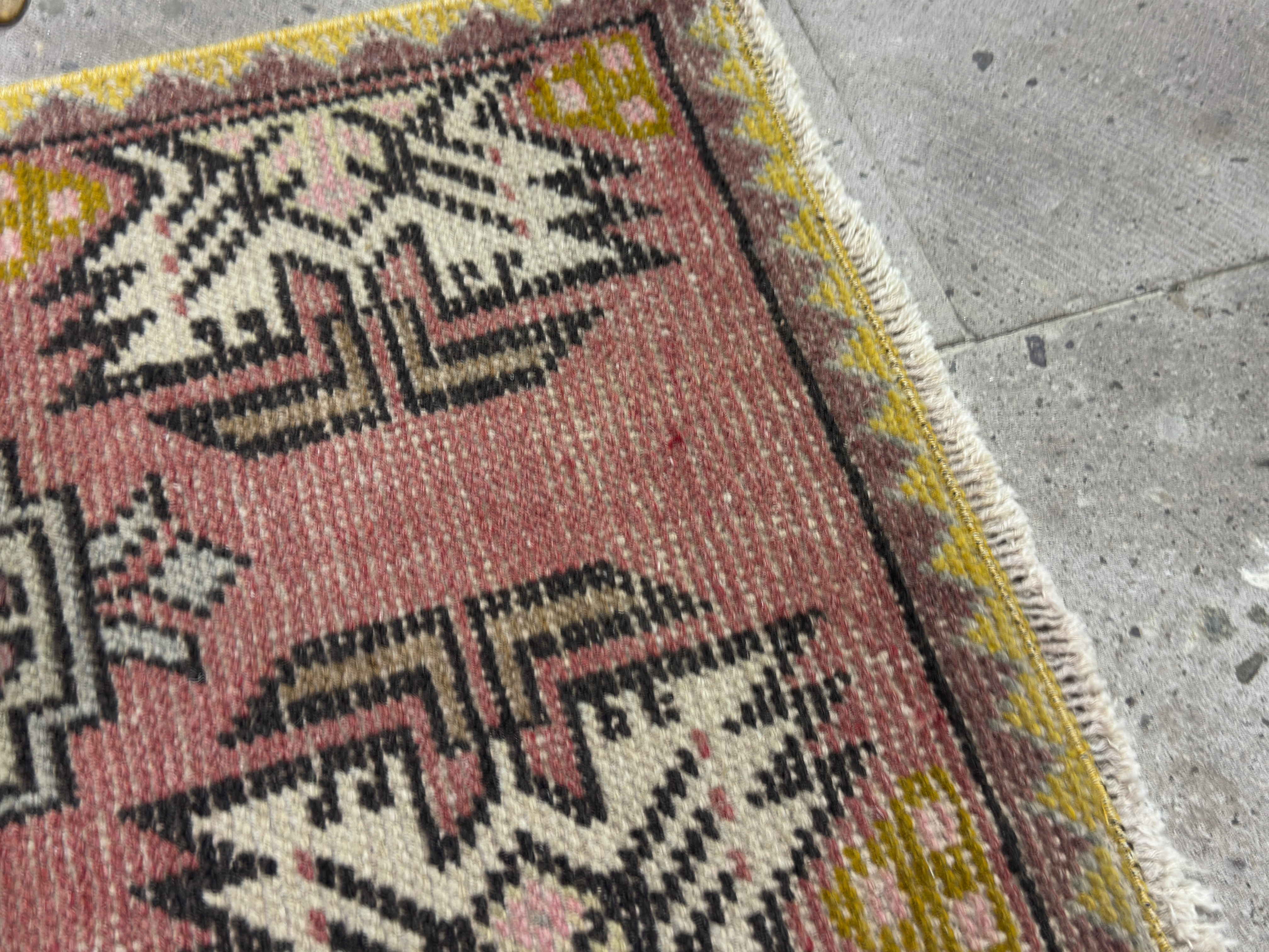 Lissi 1’8” x 3’3”