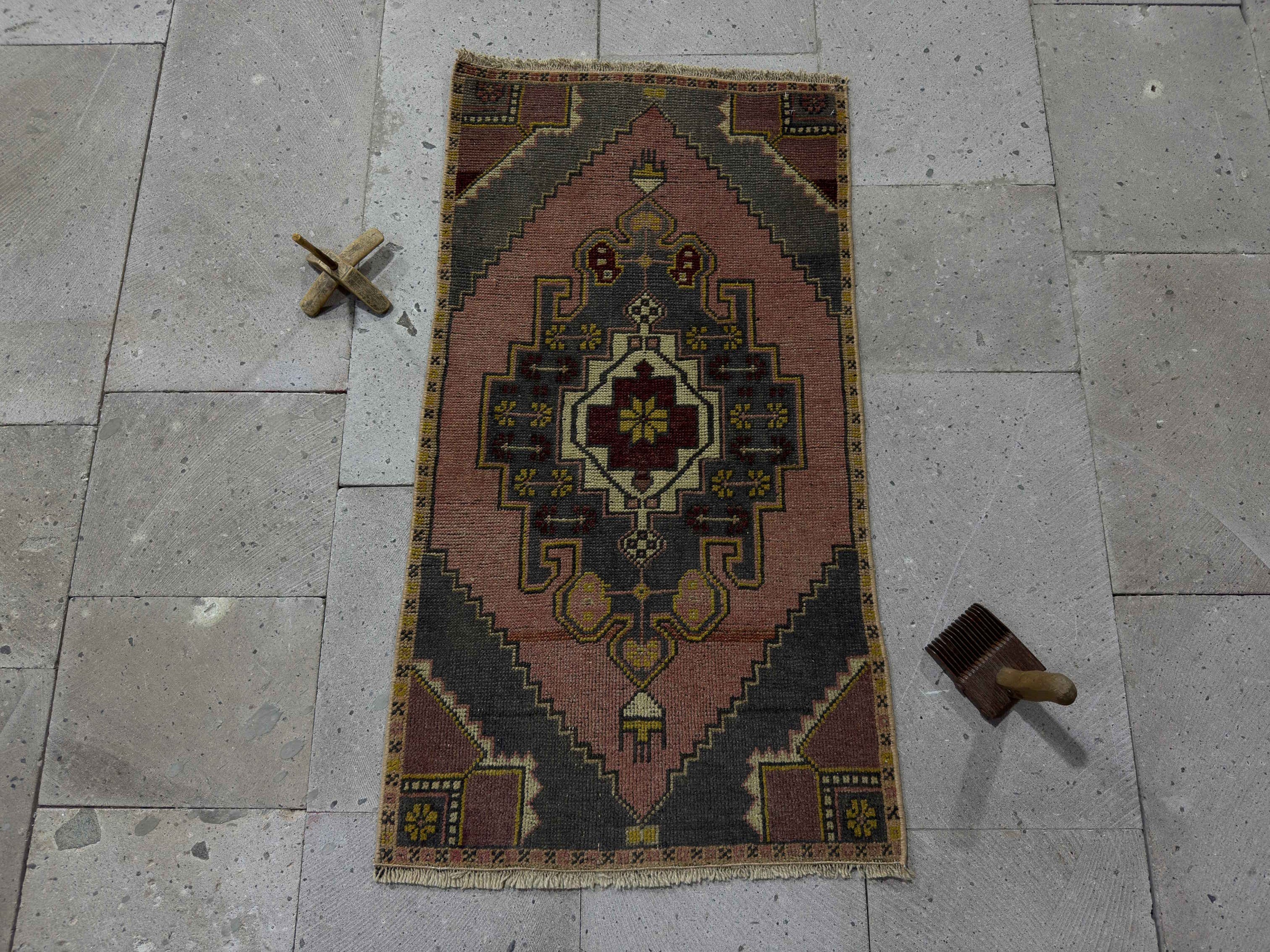 Liv 1’9” x 3’3”