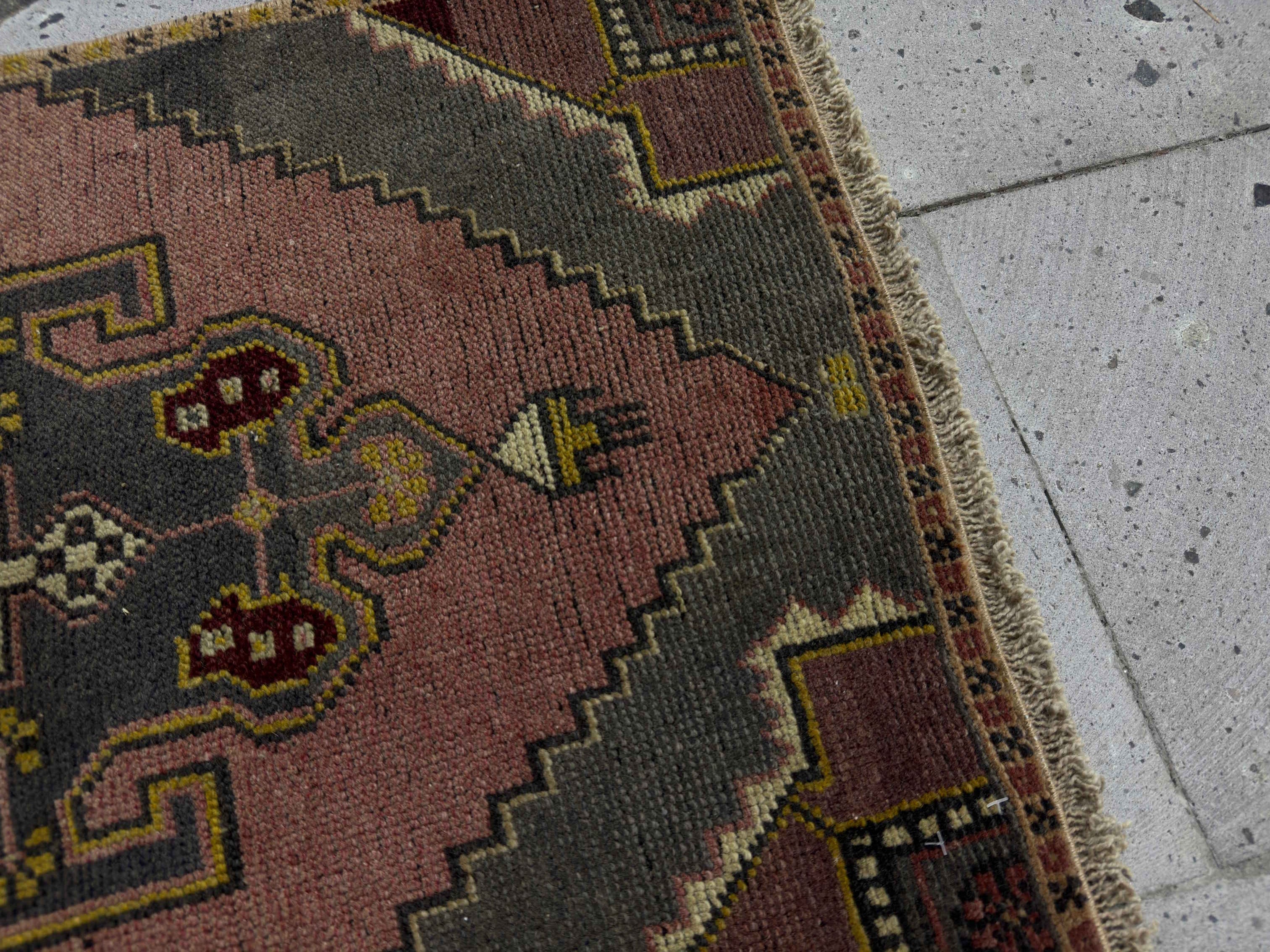 Liv 1’9” x 3’3”