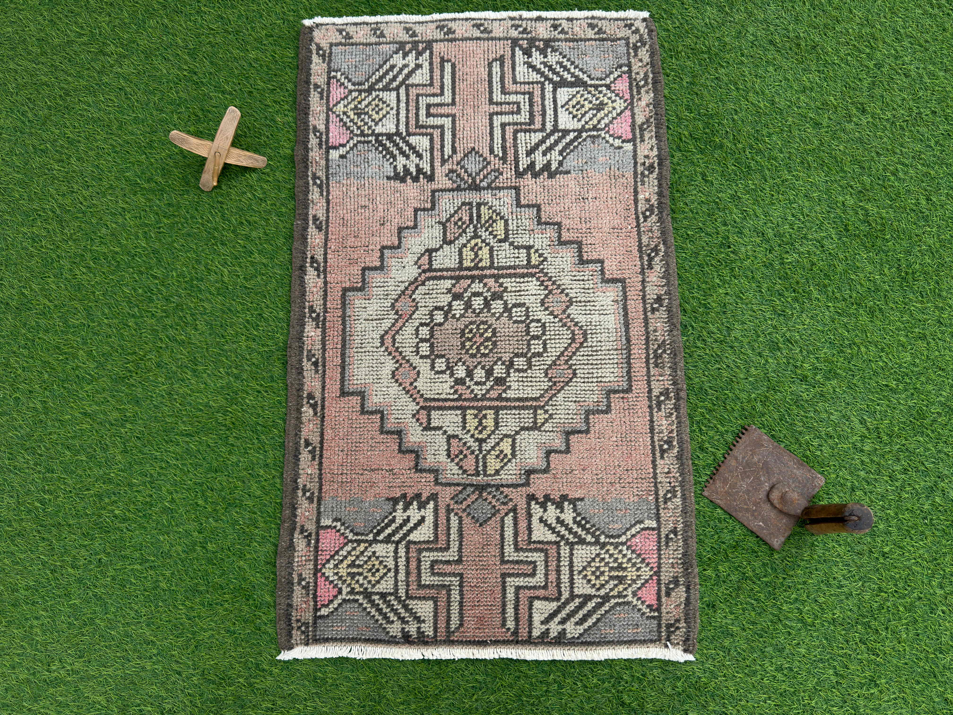 Lyle 2' x 3'2''