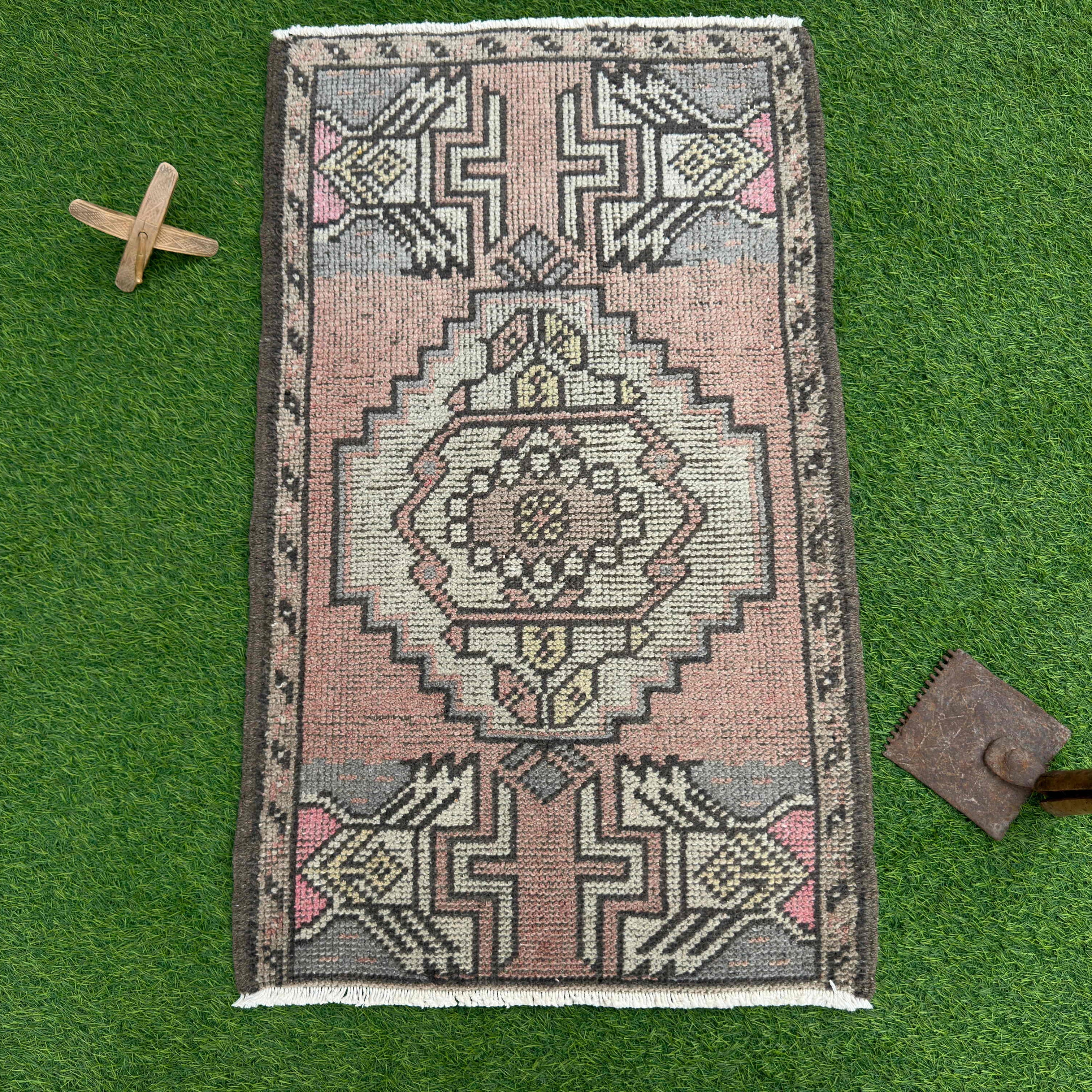 Lyle 2' x 3'2''