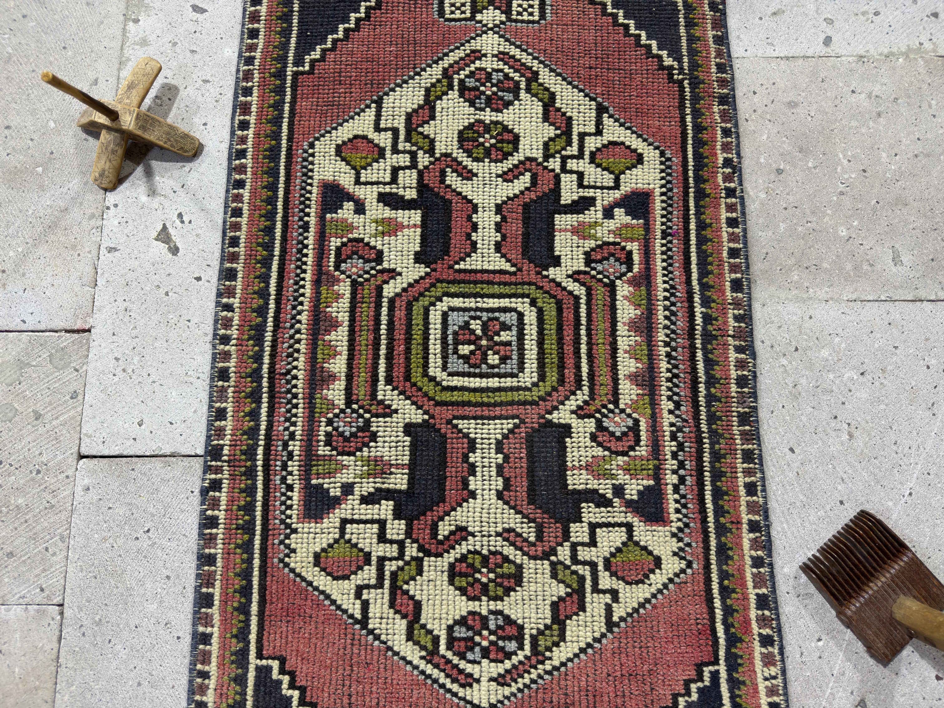 Lynett 1’8” x 3’10”