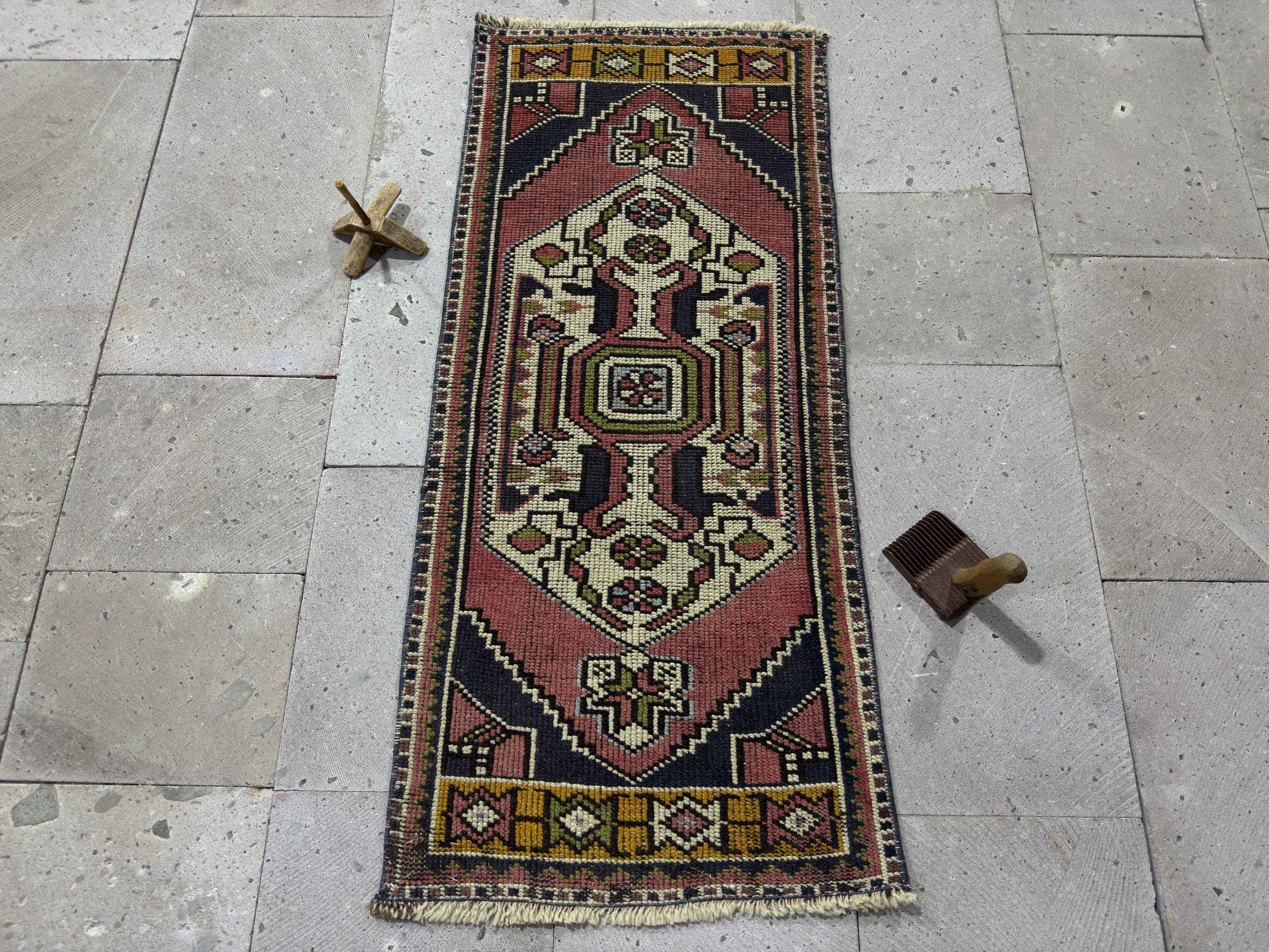 Lynett 1’8” x 3’10”