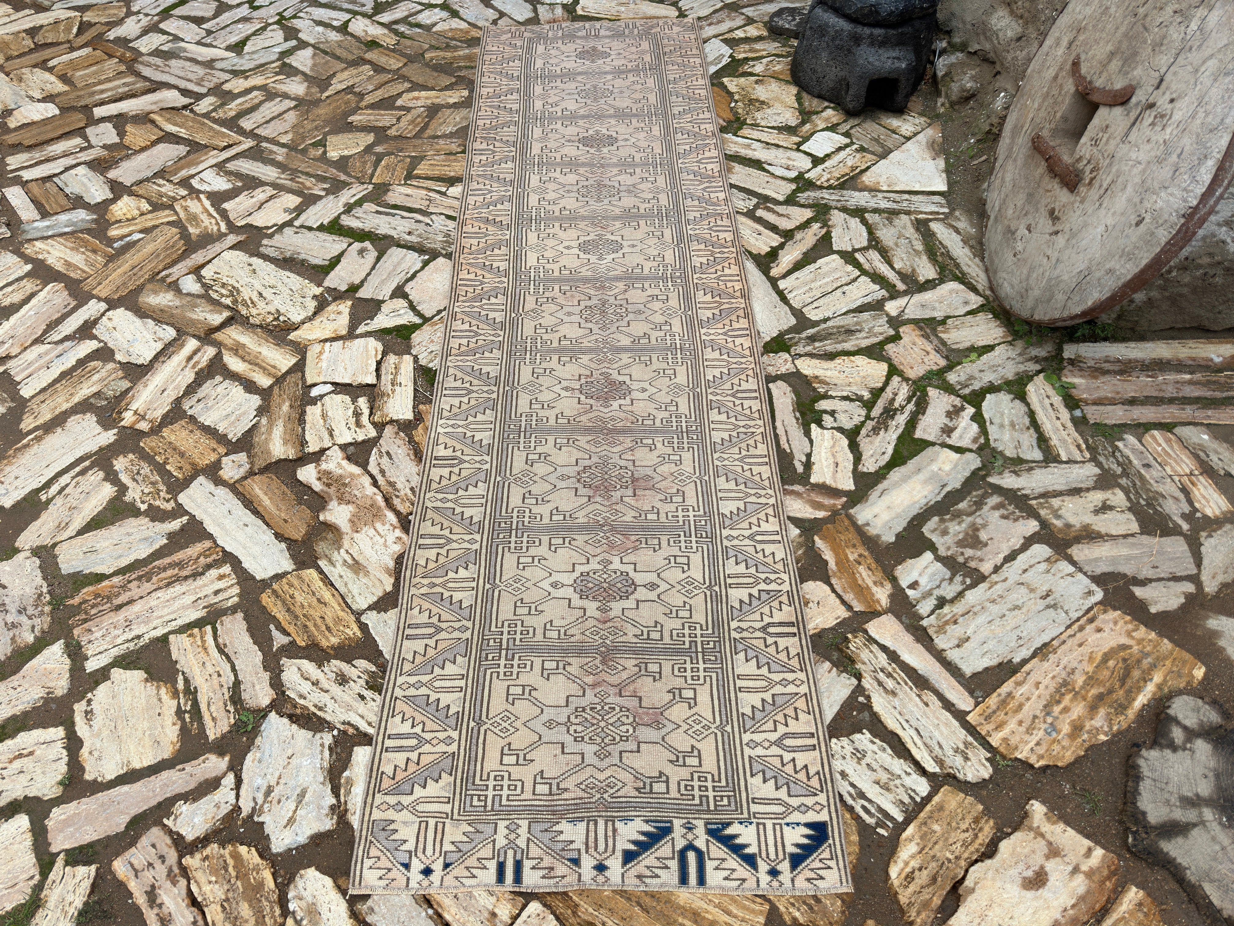 Maribel 2'9'' x 10'2''