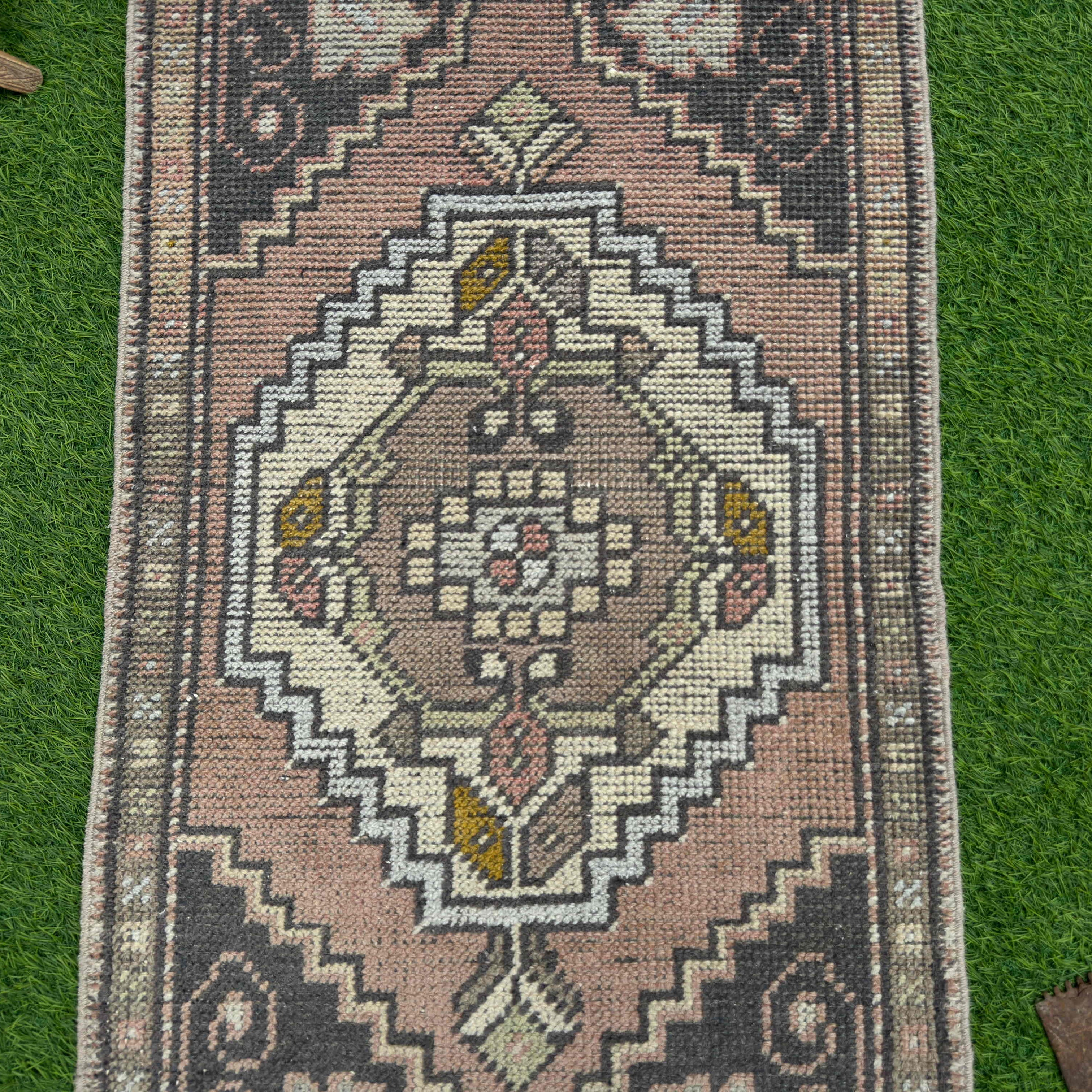 Marigold 1'8'' x 3'5''