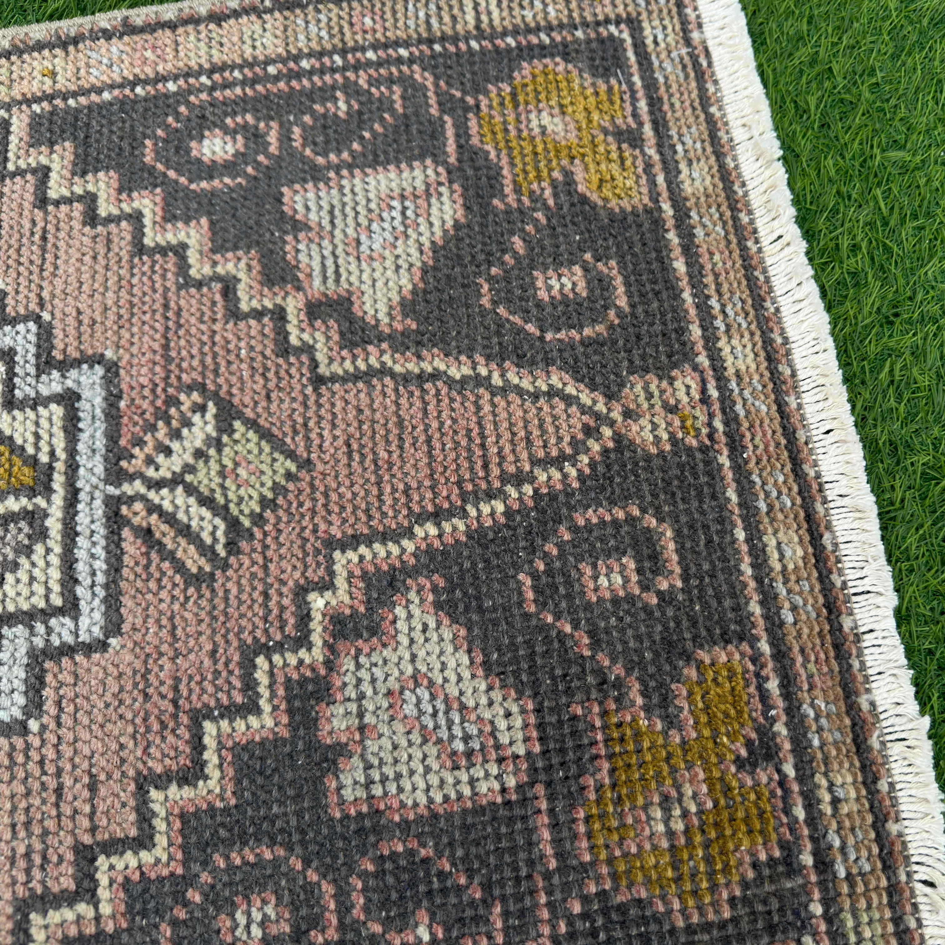 Marigold 1'8'' x 3'5''