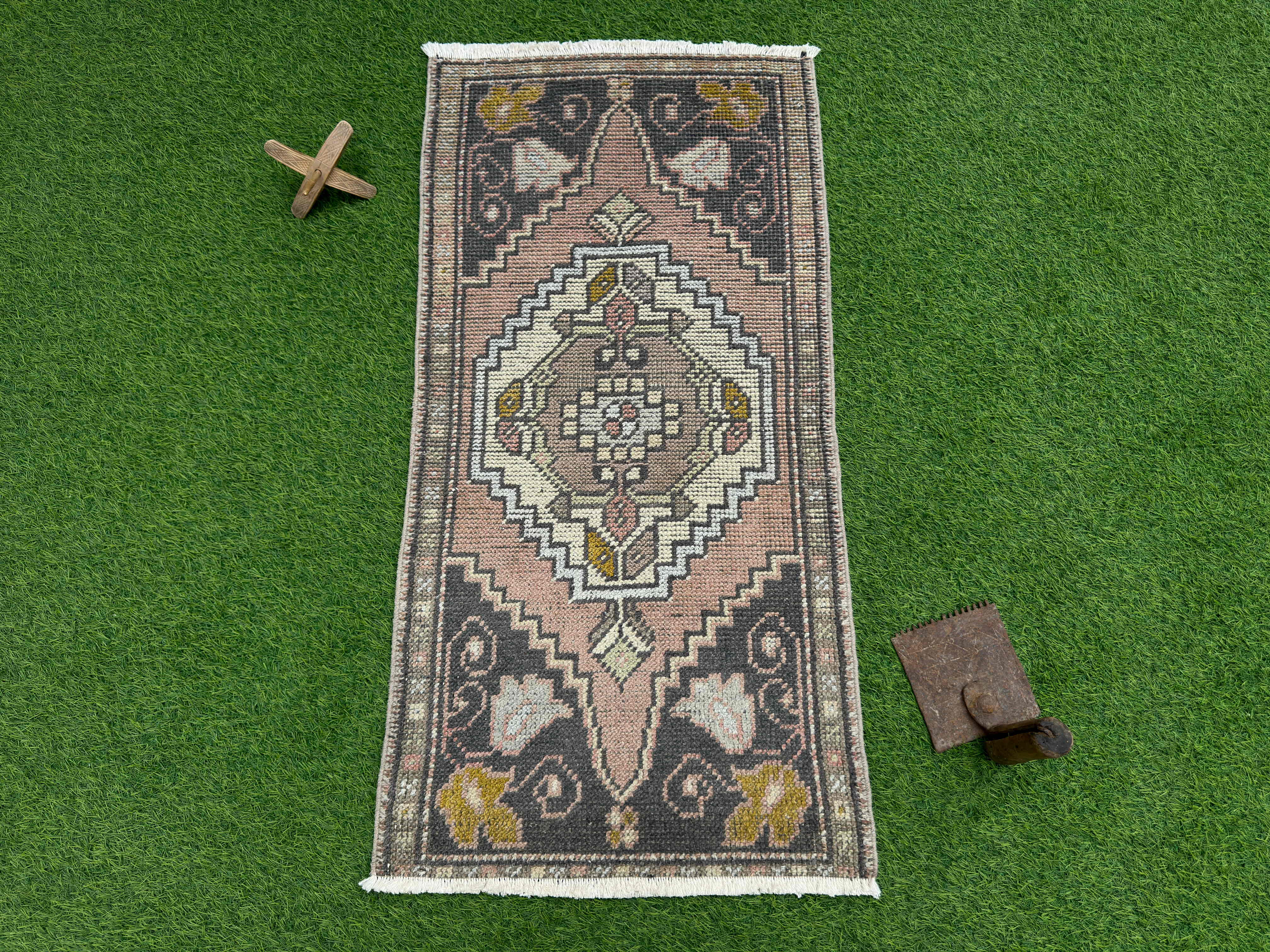 Marigold 1'8'' x 3'5''