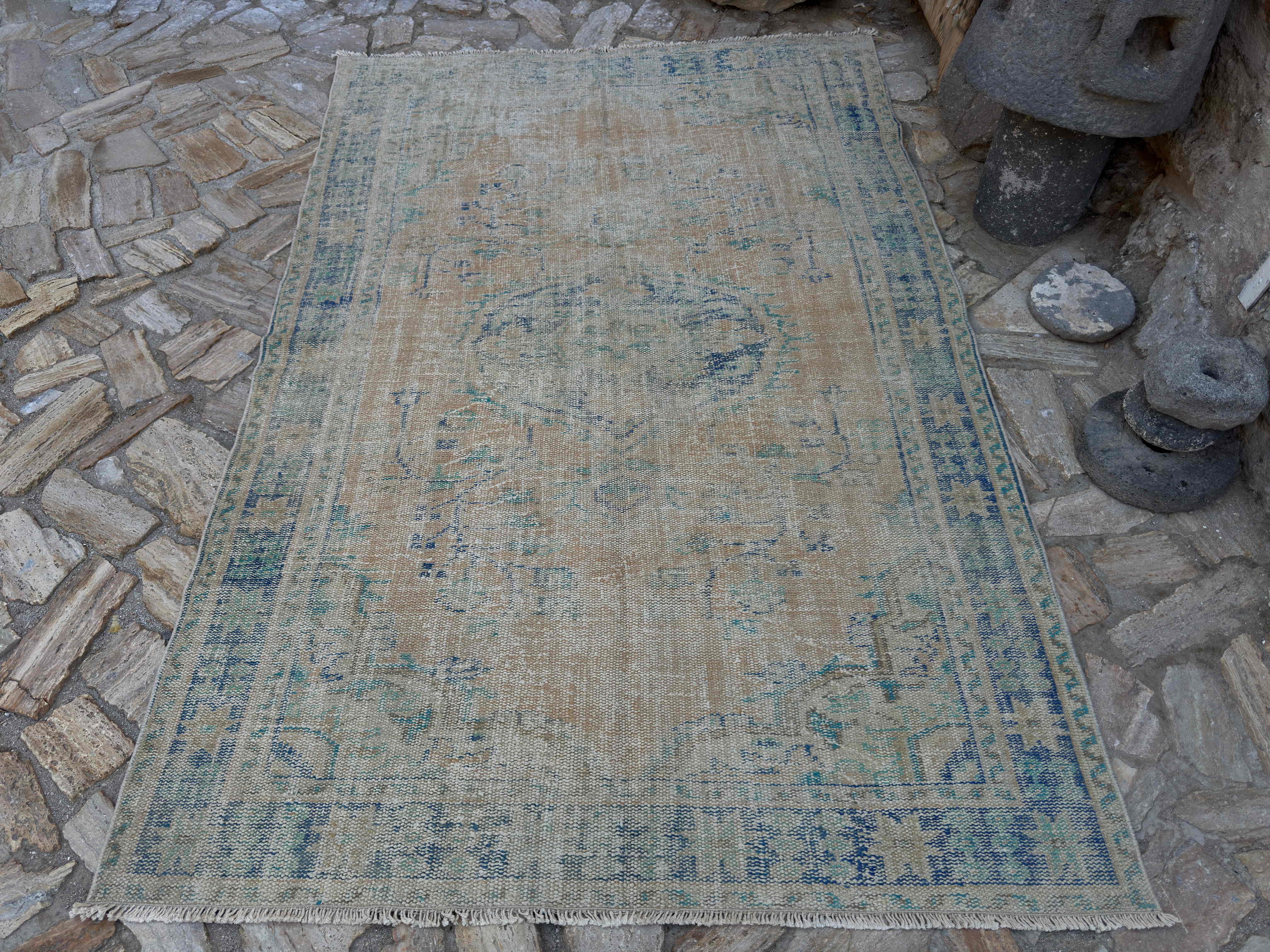 Maximilian 5'8'' x 8'7''