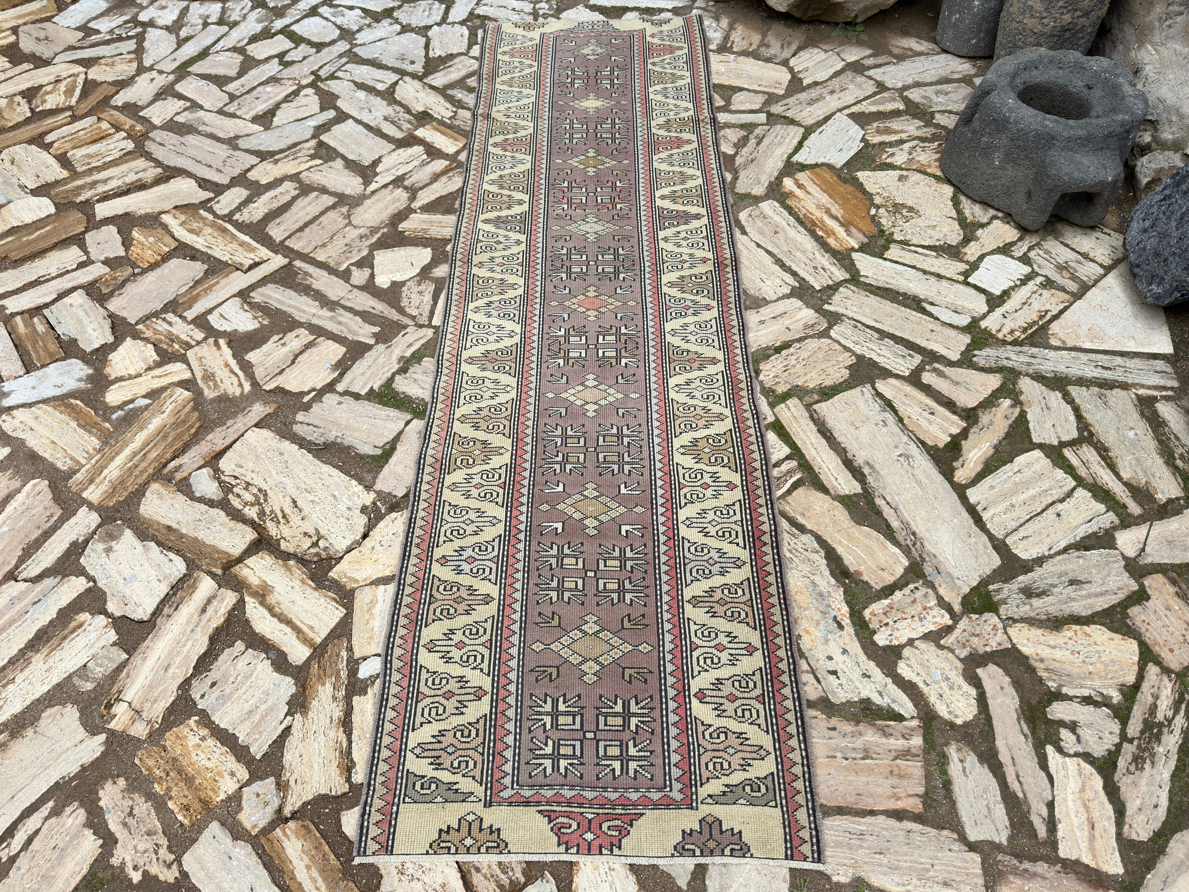 Norabel 2'7'' x 9'
