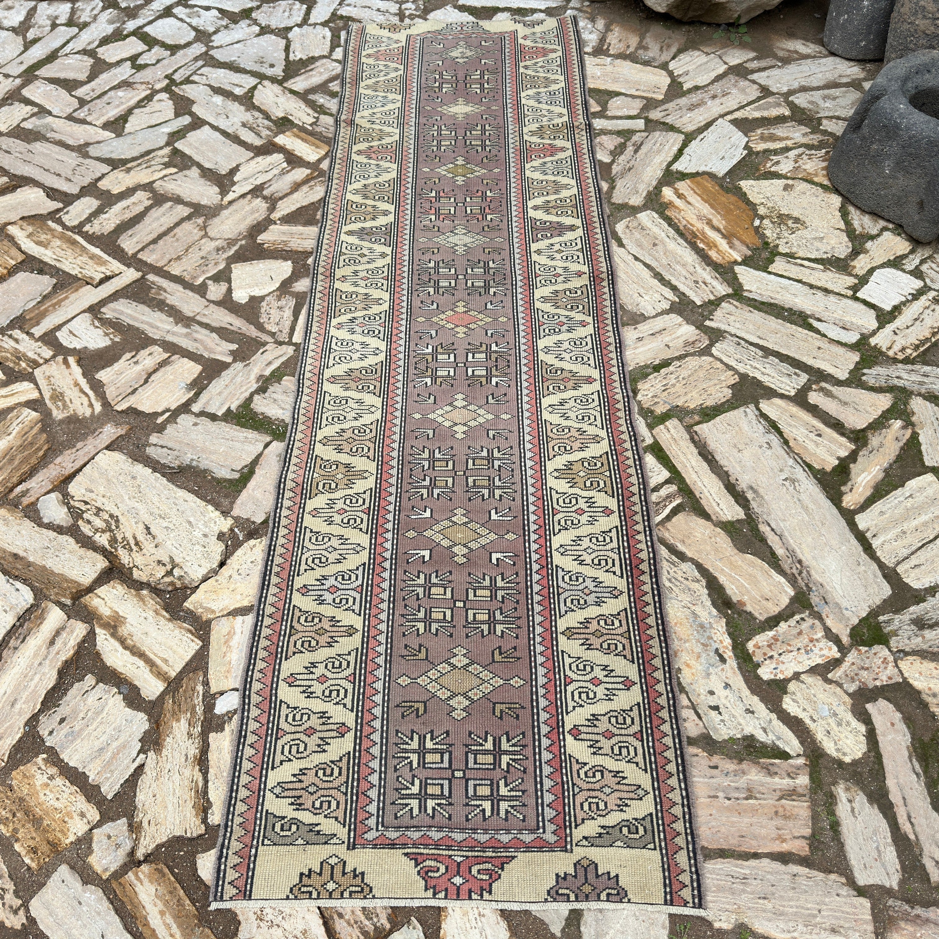 Norabel 2'7'' x 9'
