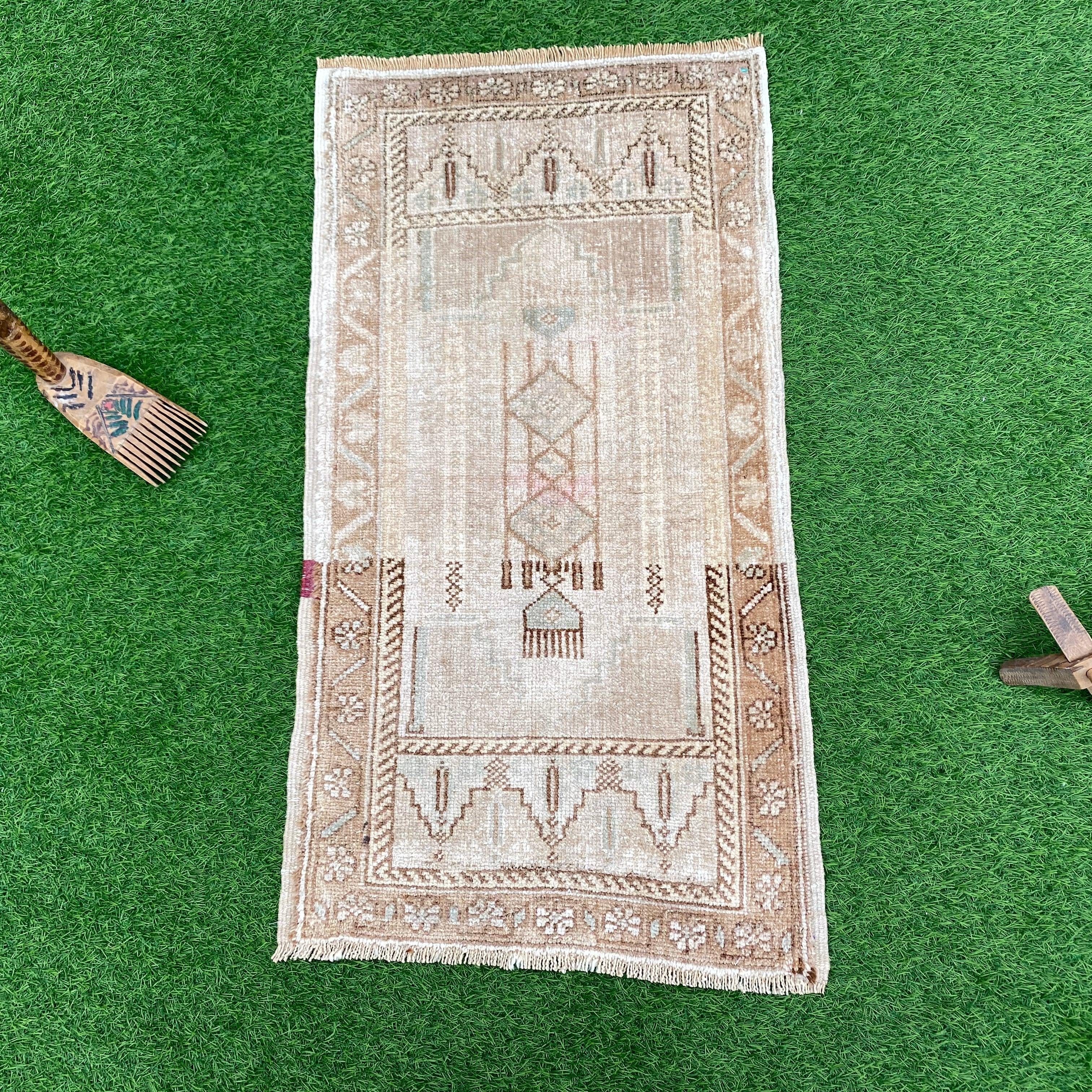 Rainey 1'7'' x 3'