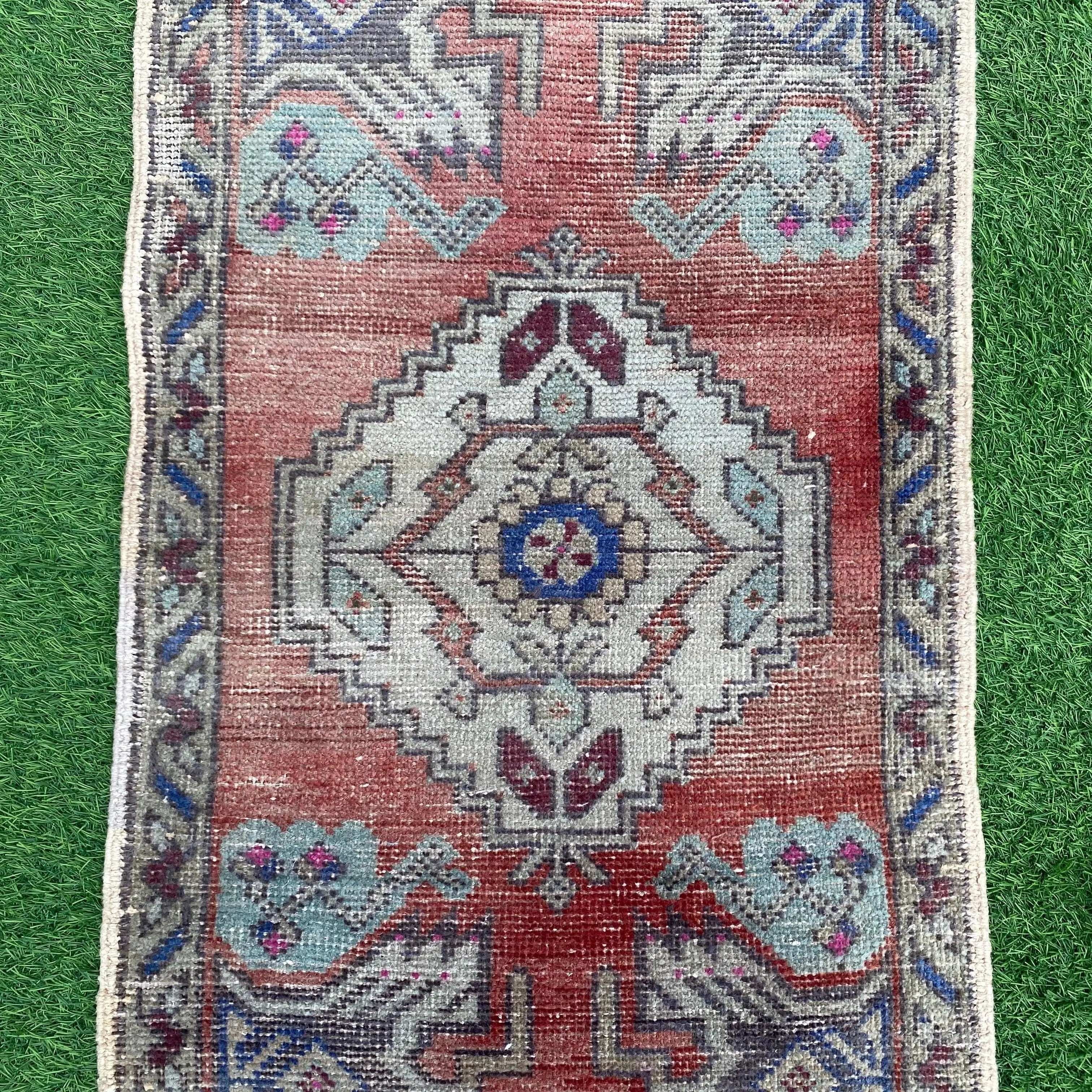 Revel 1'7'' x 3'5''