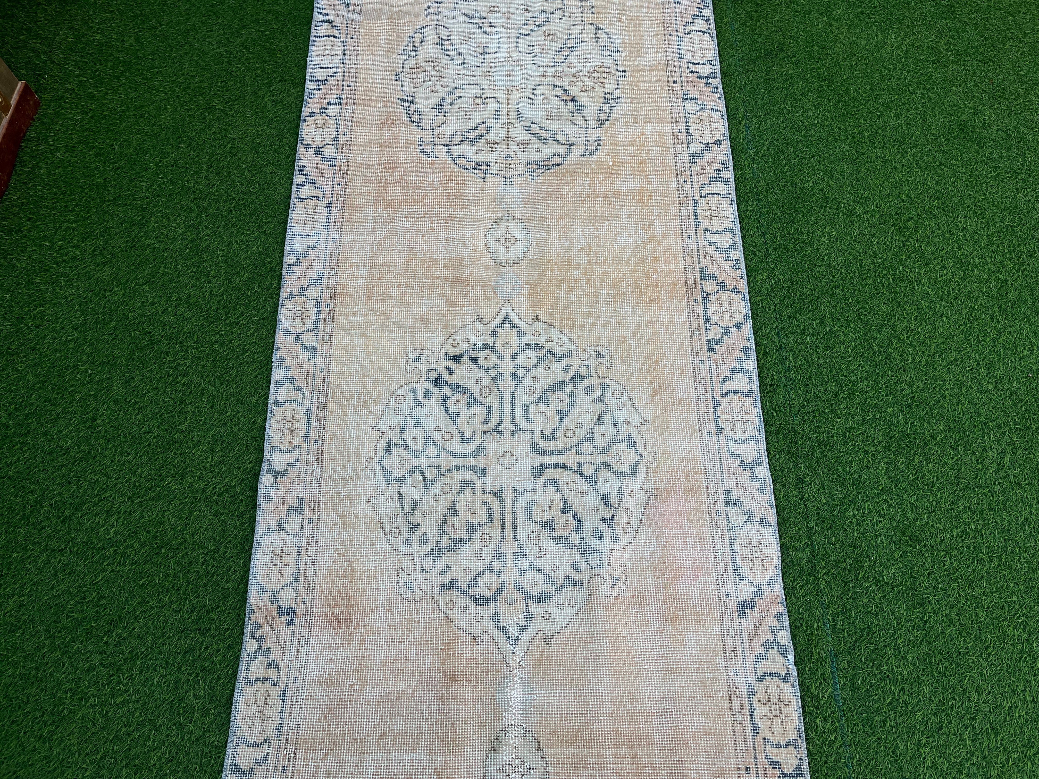 Ricardo 2'10'' x 12'6''