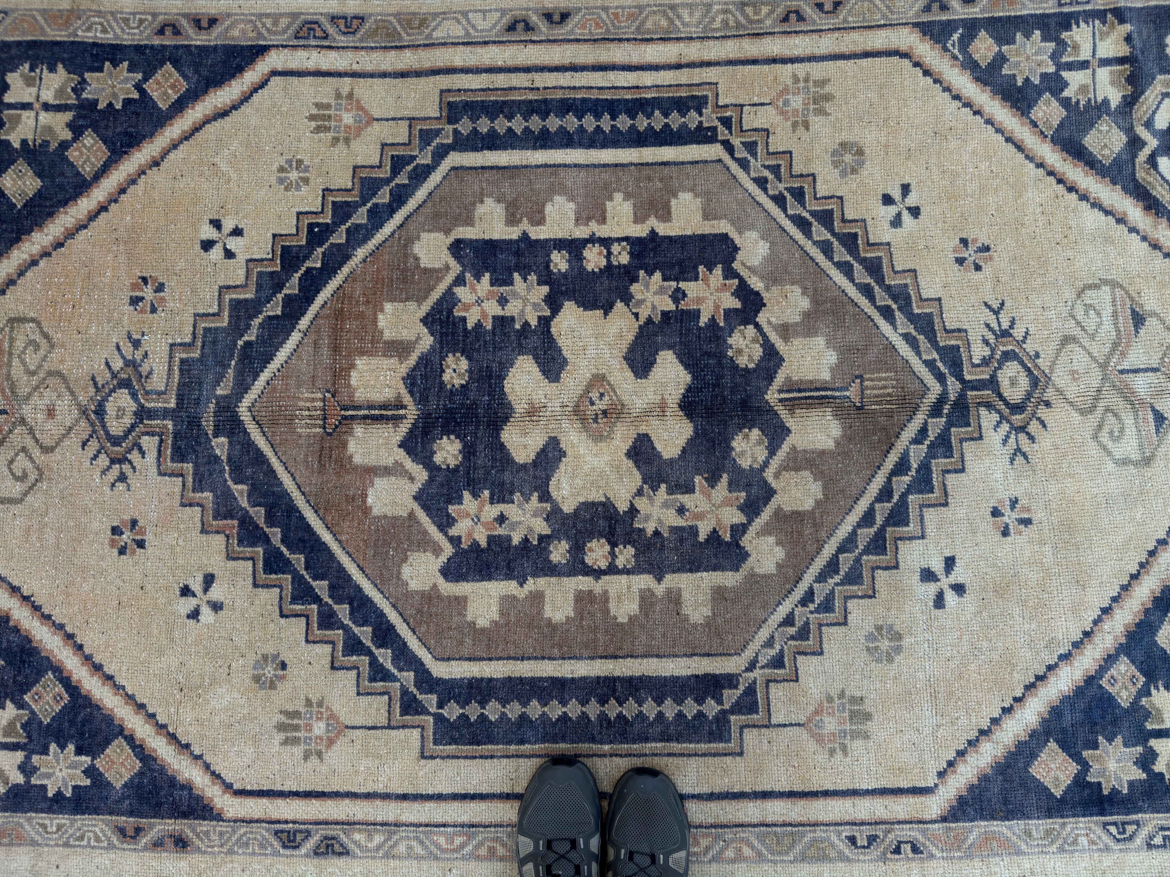 Rois 5’8” x 10’3”