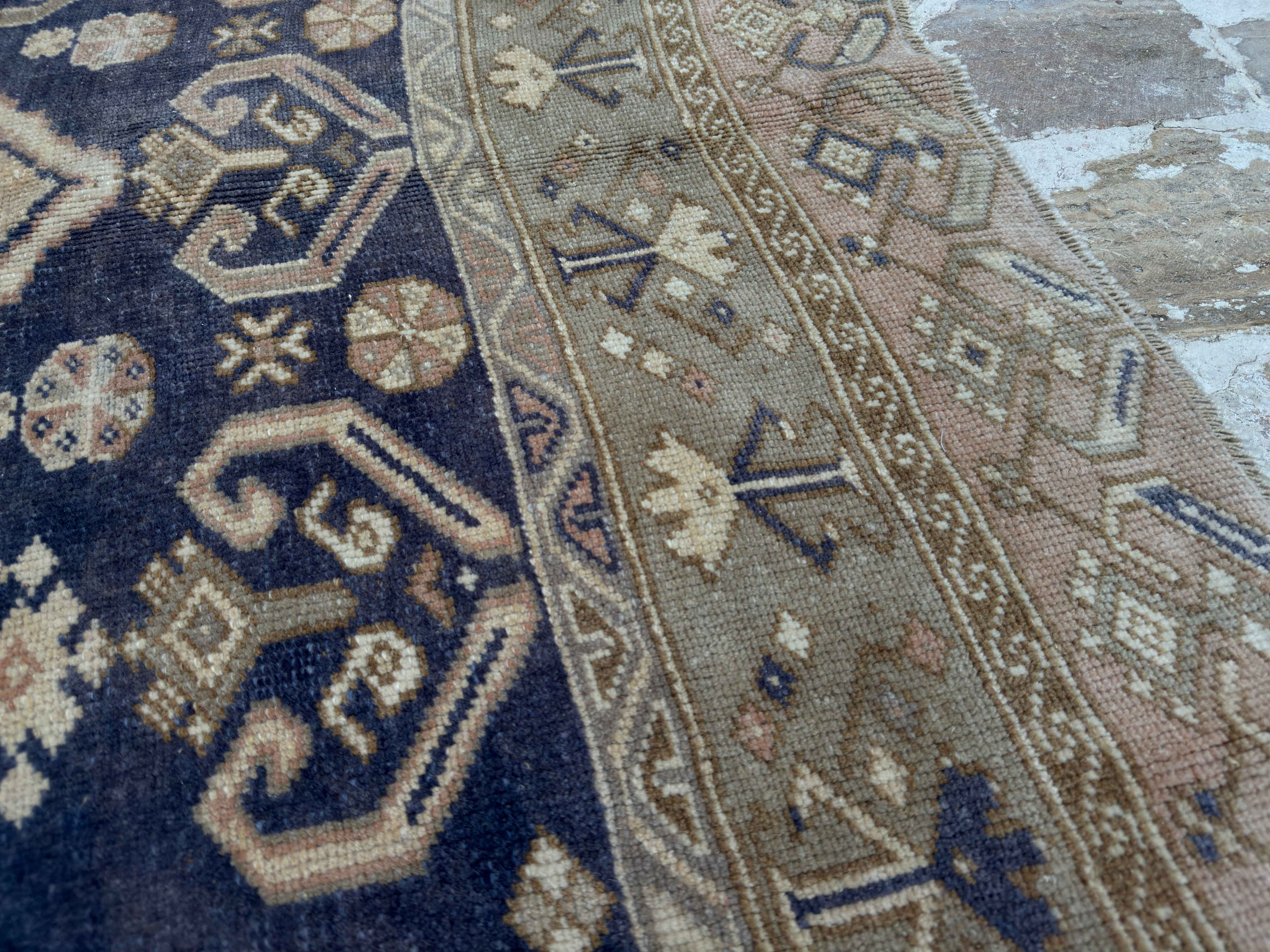 Rois 5’8” x 10’3”