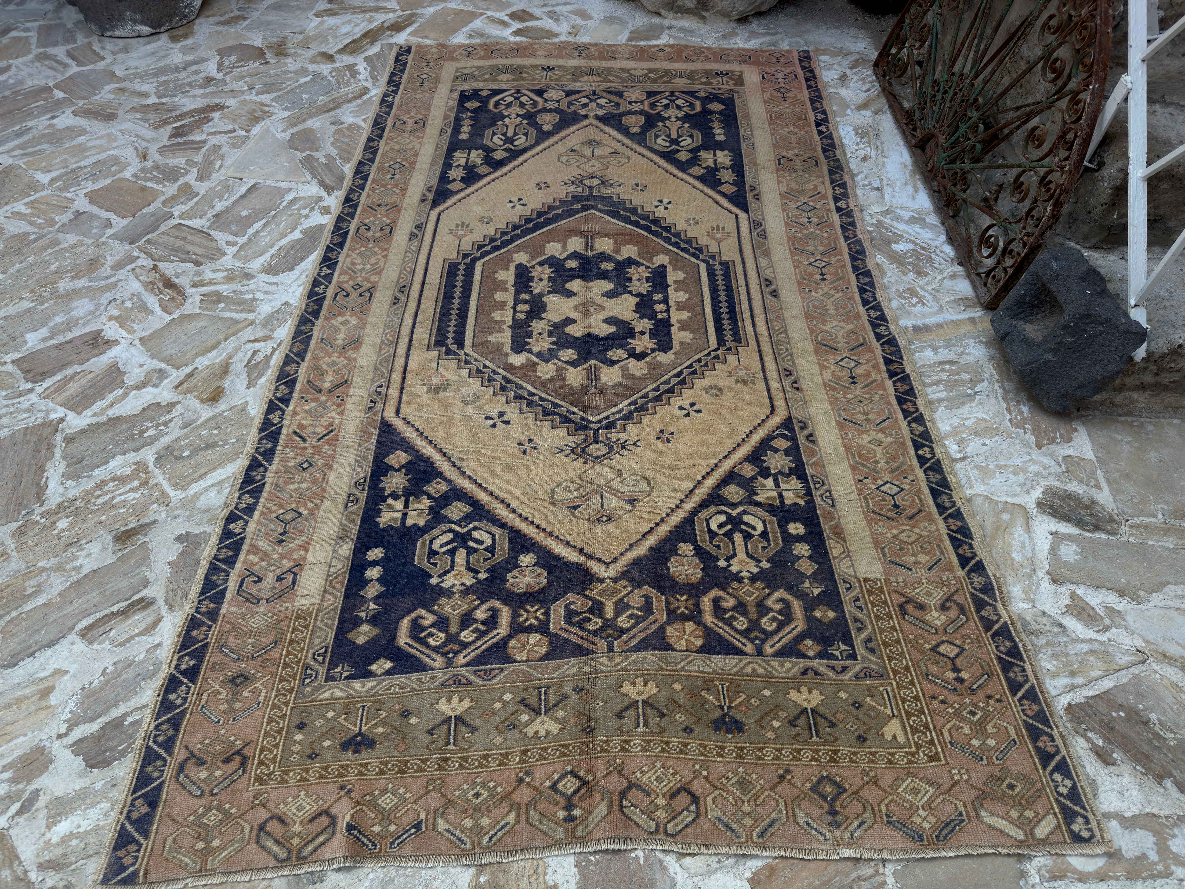 Rois 5’8” x 10’3”