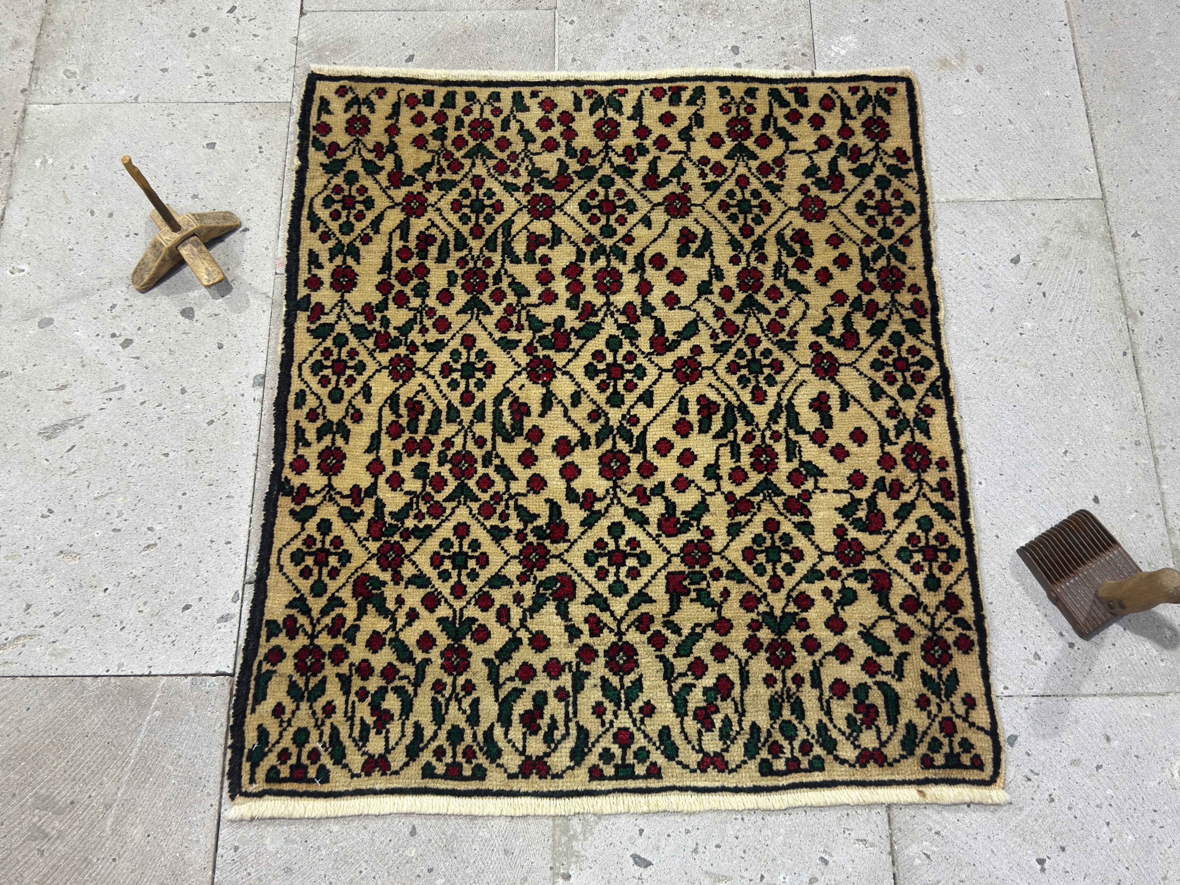 Salomi 2’4” x 2’8”