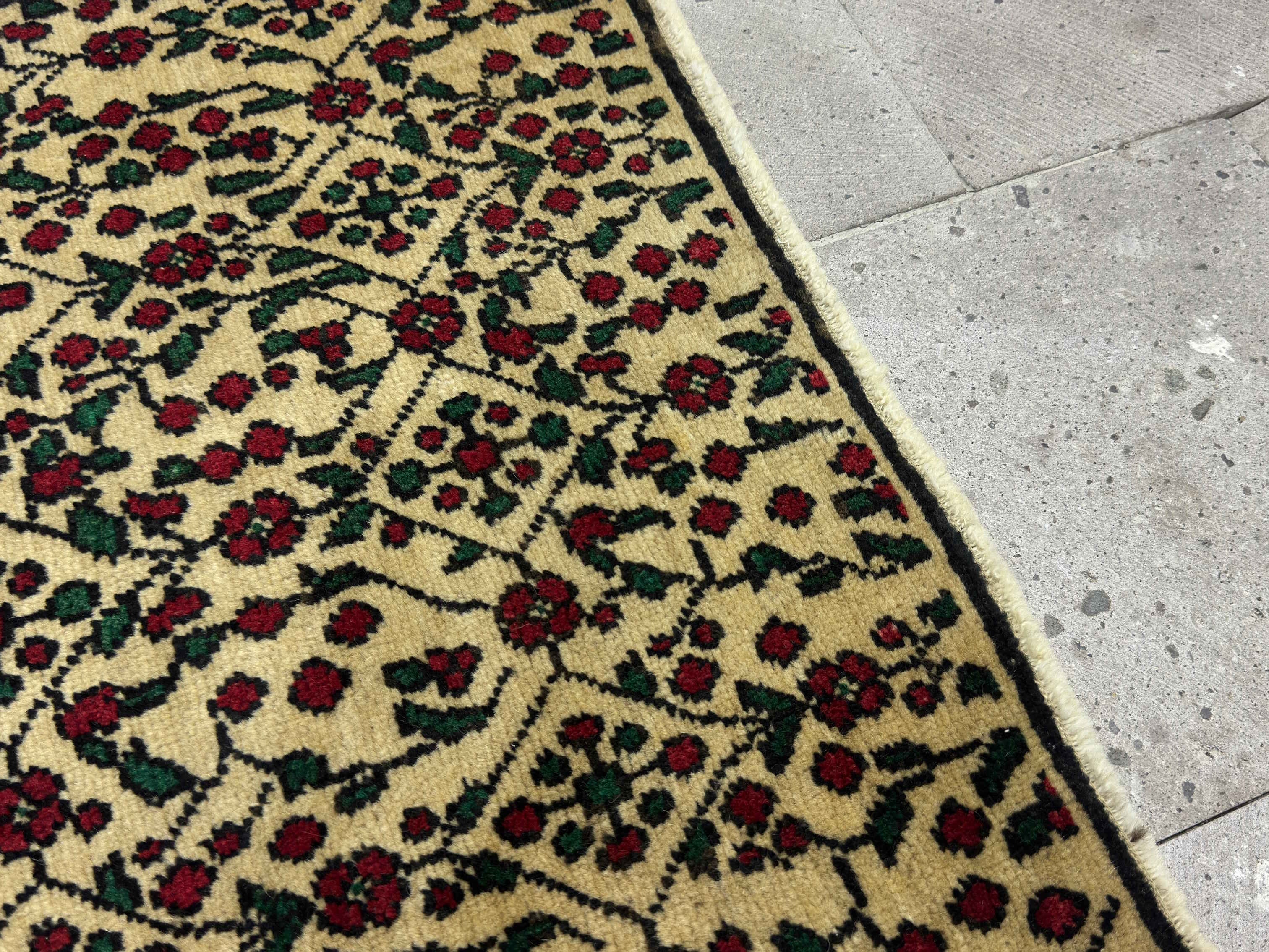 Salomi 2’4” x 2’8”