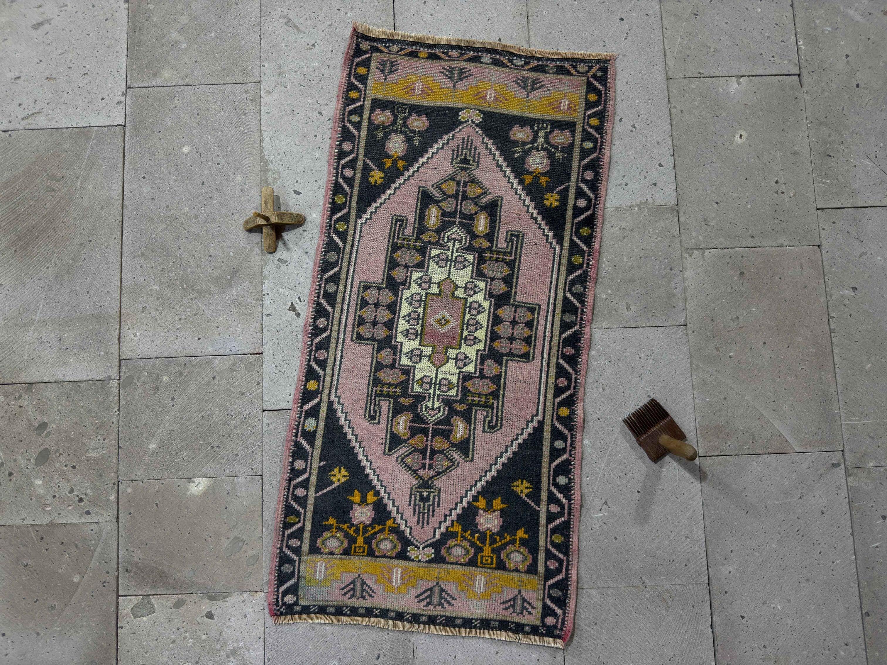 Sela 2’ x 4’1”