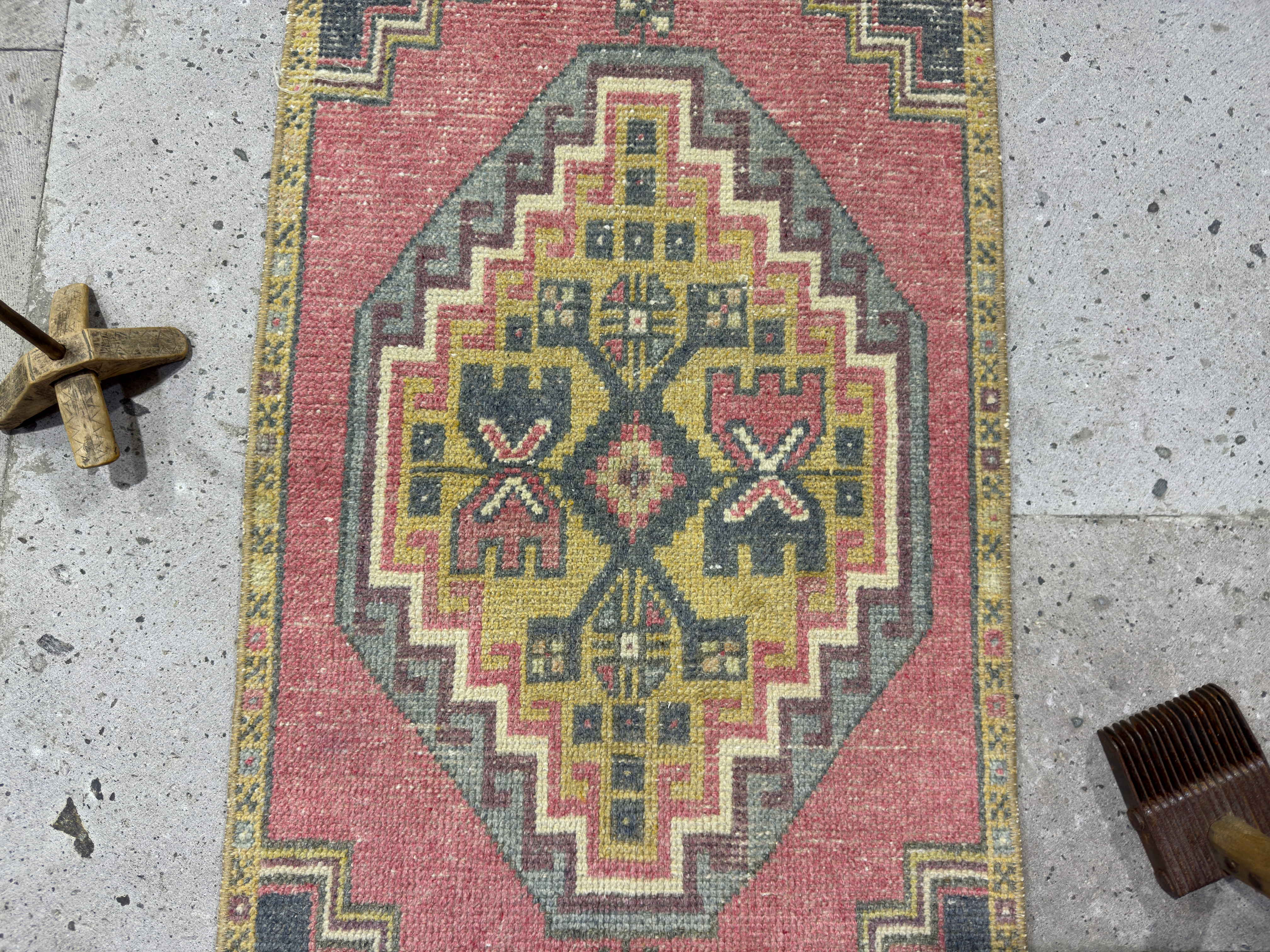 Shanon 1’7” x 3’6”