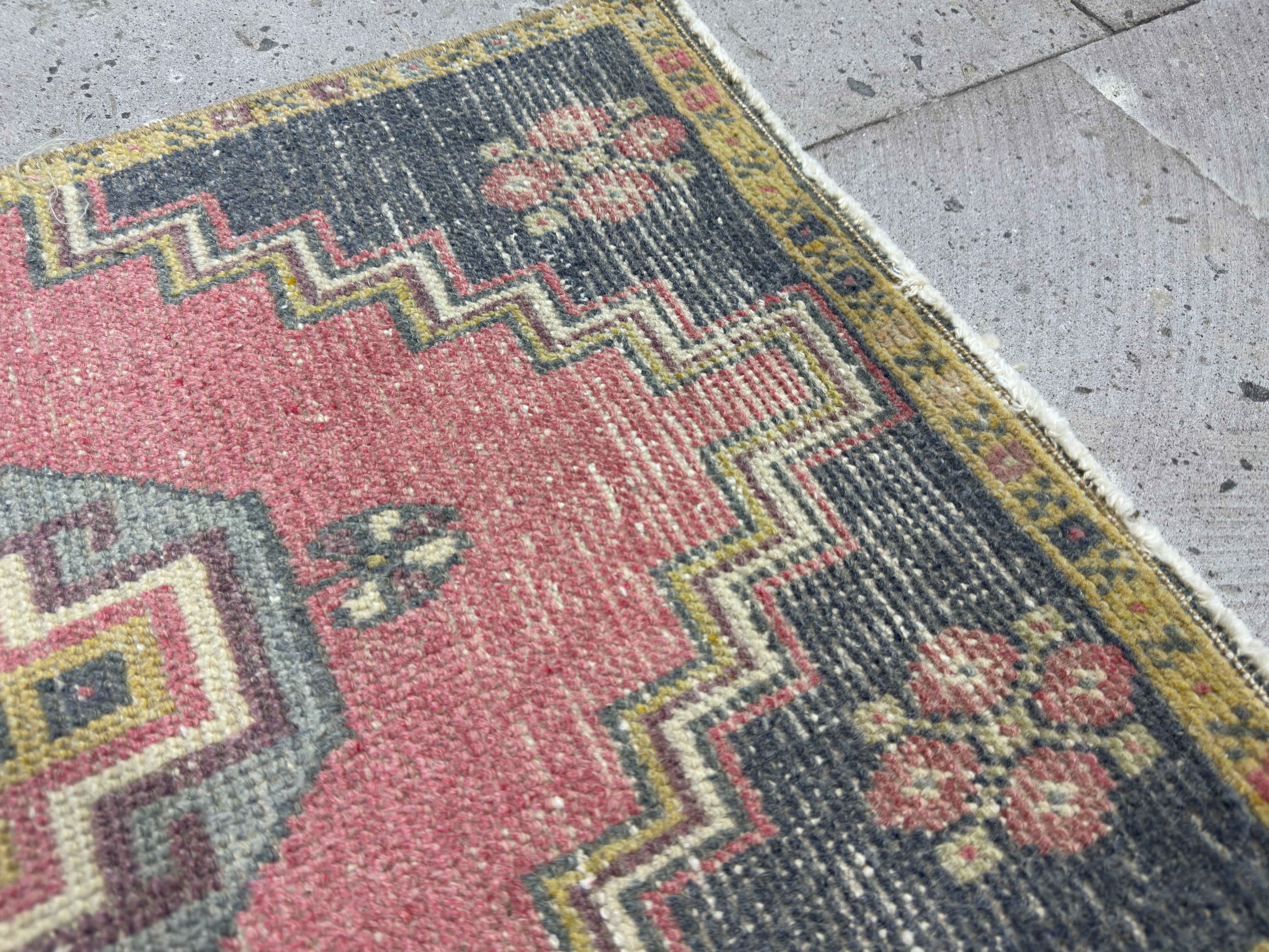 Shanon 1’7” x 3’6”