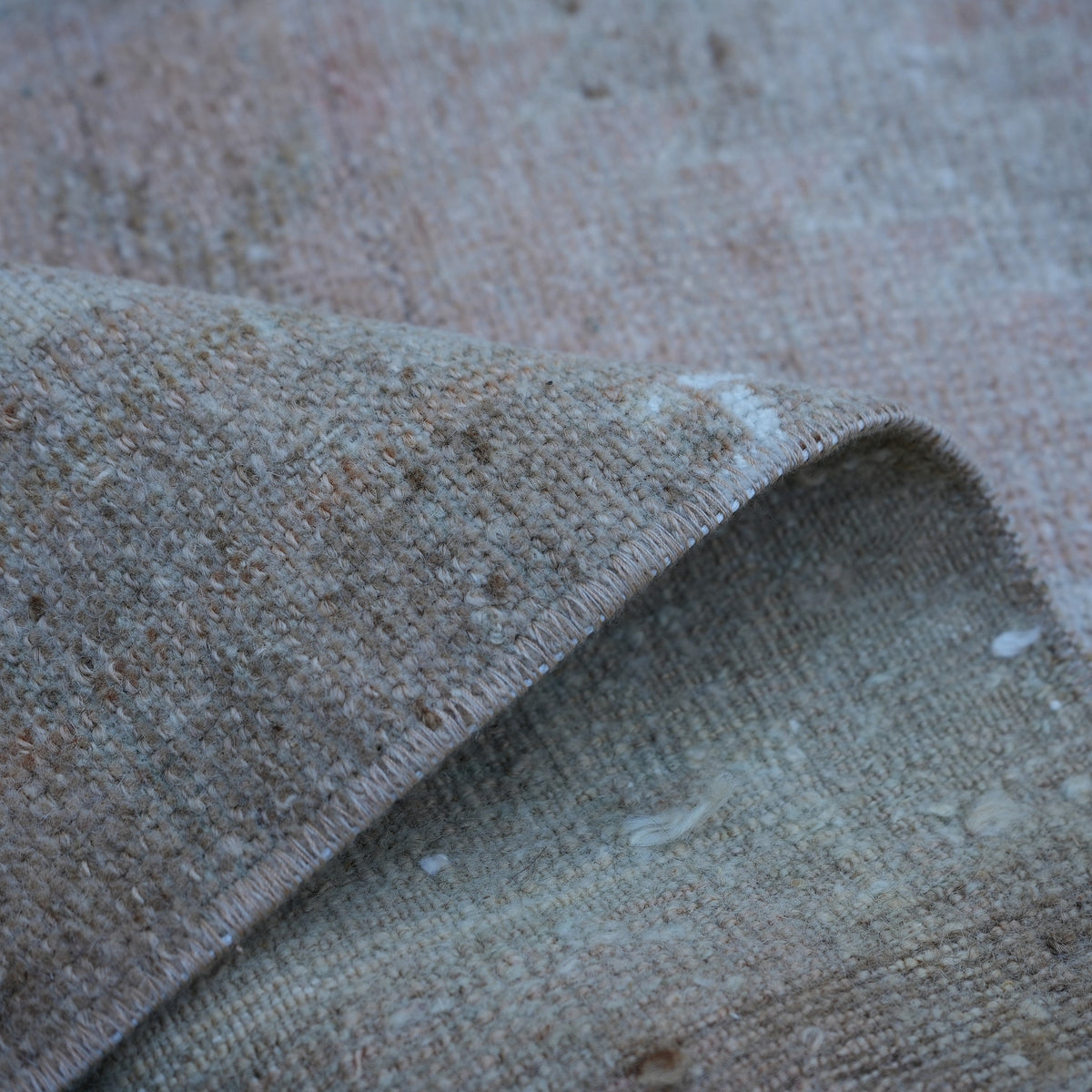 Additional view of the pink Turkish small rug, hand-knotted in wool and cotton.