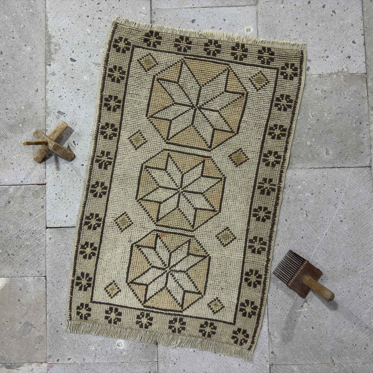 Beige 2' x 3' small vintage geometric rug with neutral design, handmade in Turkey – Marne.