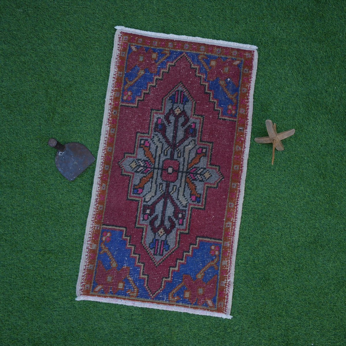 Red 2' x 3' turkish small rug with geometric design, handmade in Turkey – Dara.