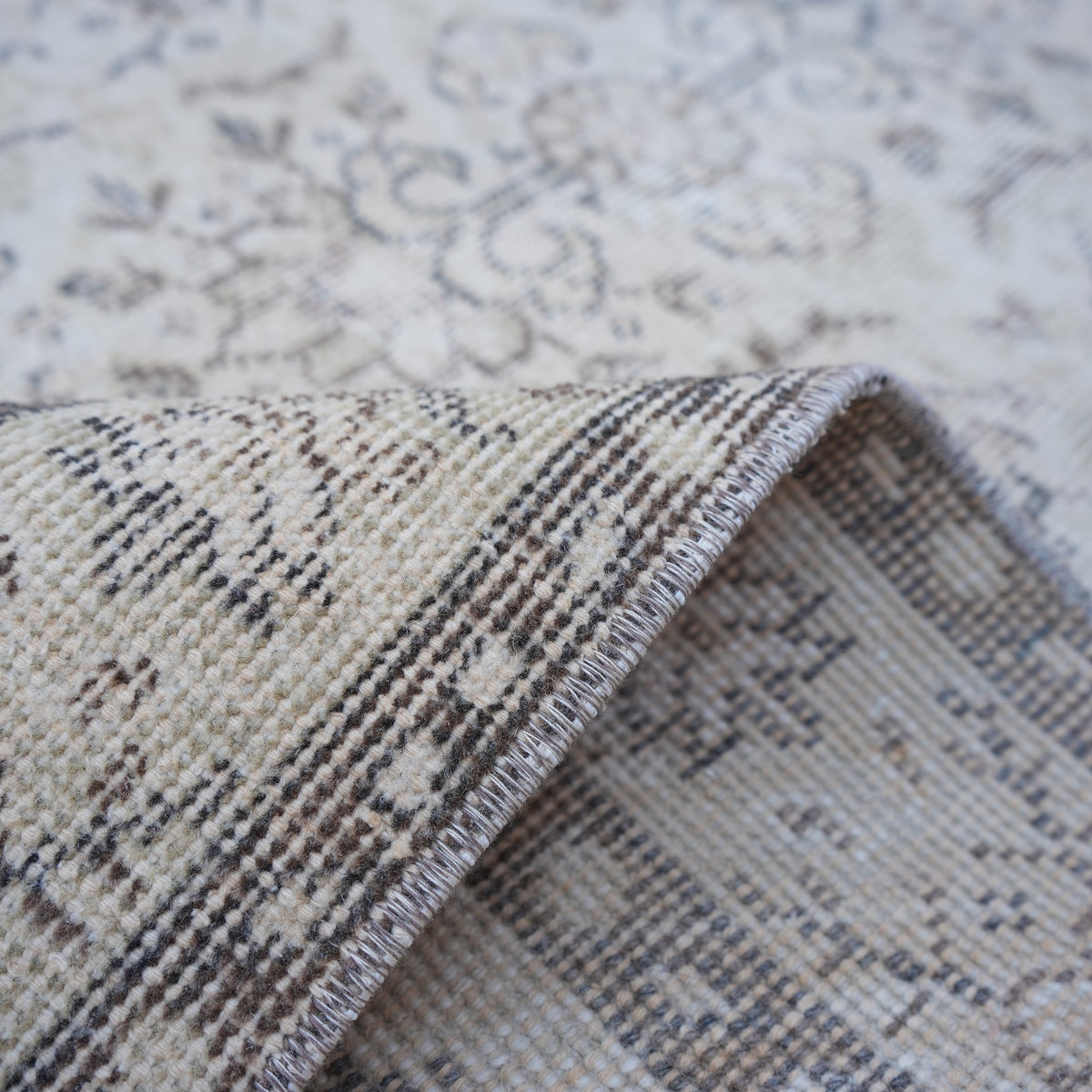 Additional view of the beige vintage Turkish area rug, hand-knotted in wool and cotton.