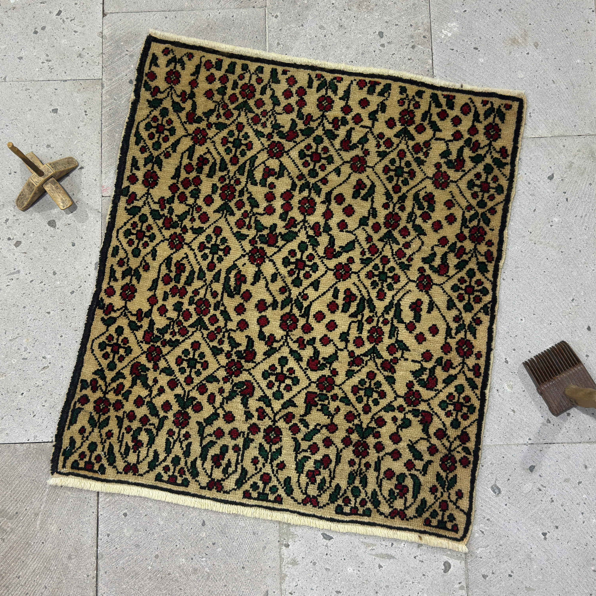Red 2' x 3' vintage floral rug with floral design, handmade in Turkey – Salomi.