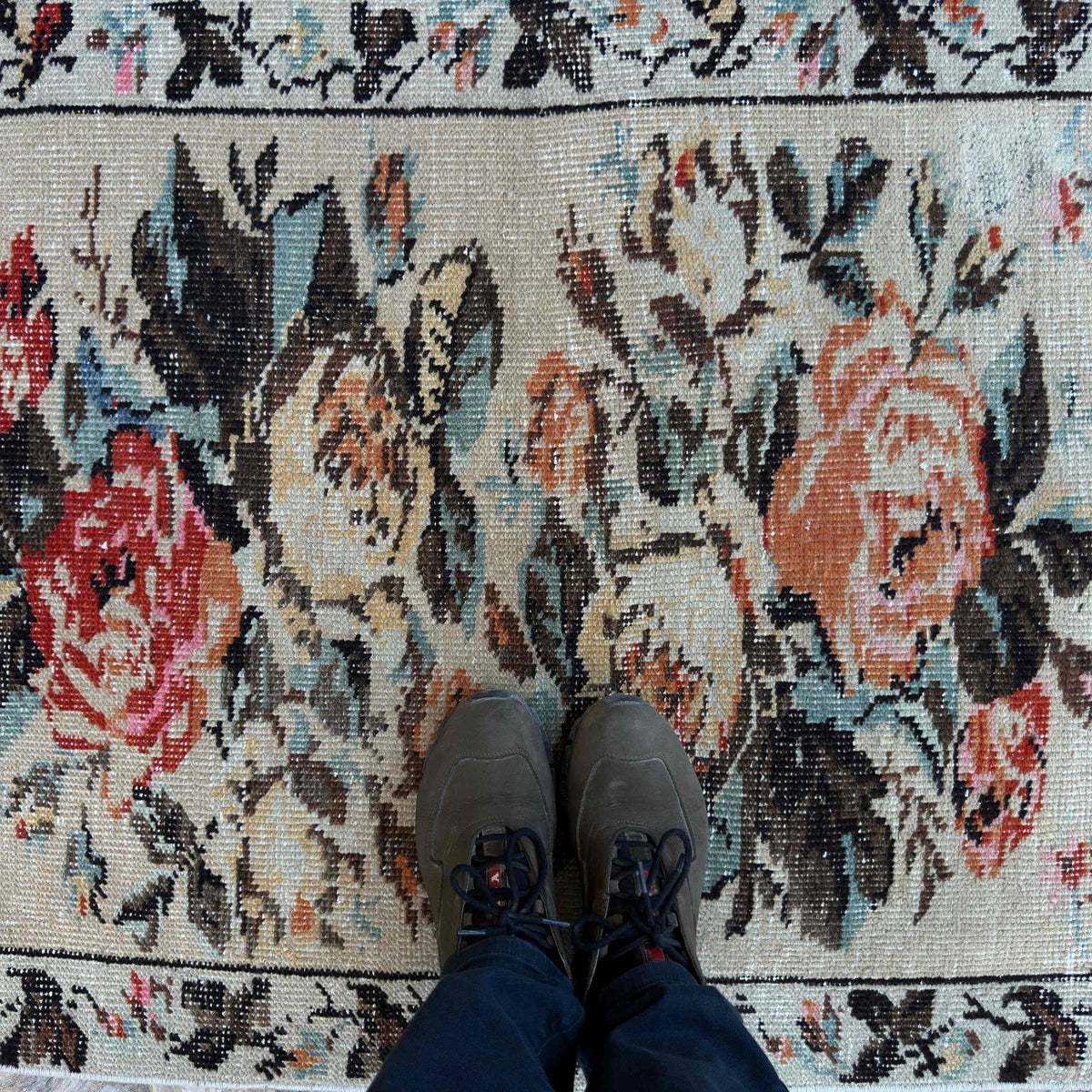 1970s beige vintage Turkish floral rug with floral design, hand-knotted weave and low pile.