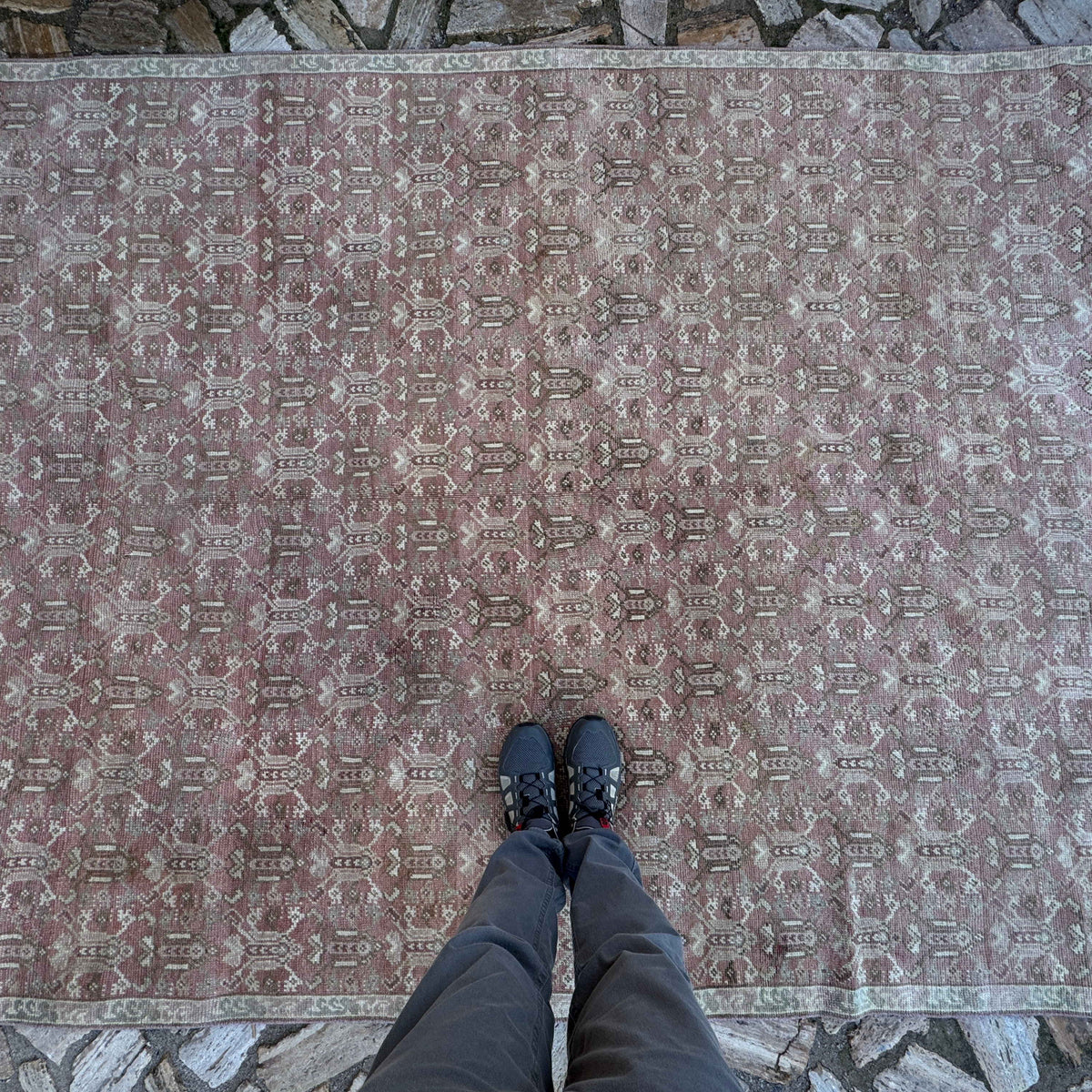 1970s pink vintage Turkish floral rug with floral design, hand-knotted weave and low pile.