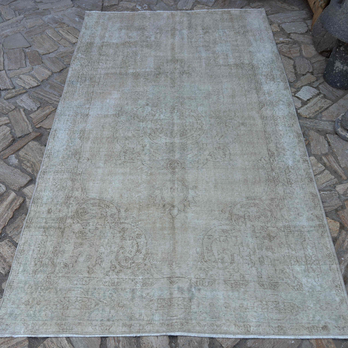 Beige 5' x 9' vintage Turkish medallion rug in wool and cotton, shown on the floor.