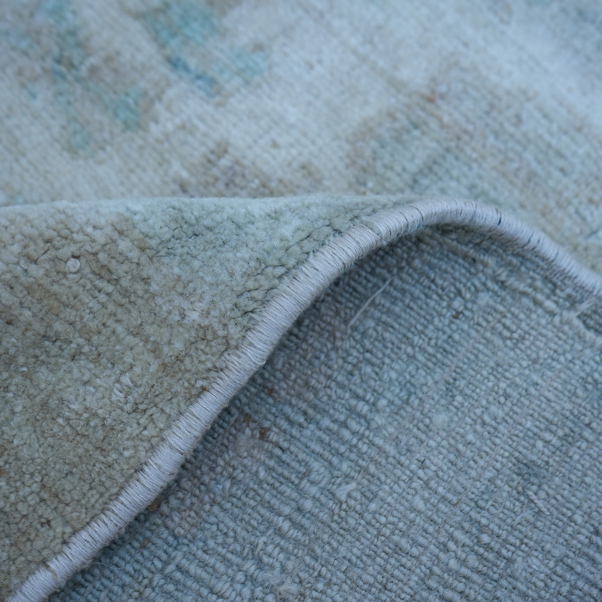 Additional view of the beige vintage Turkish mini rug, hand-knotted in wool and cotton.