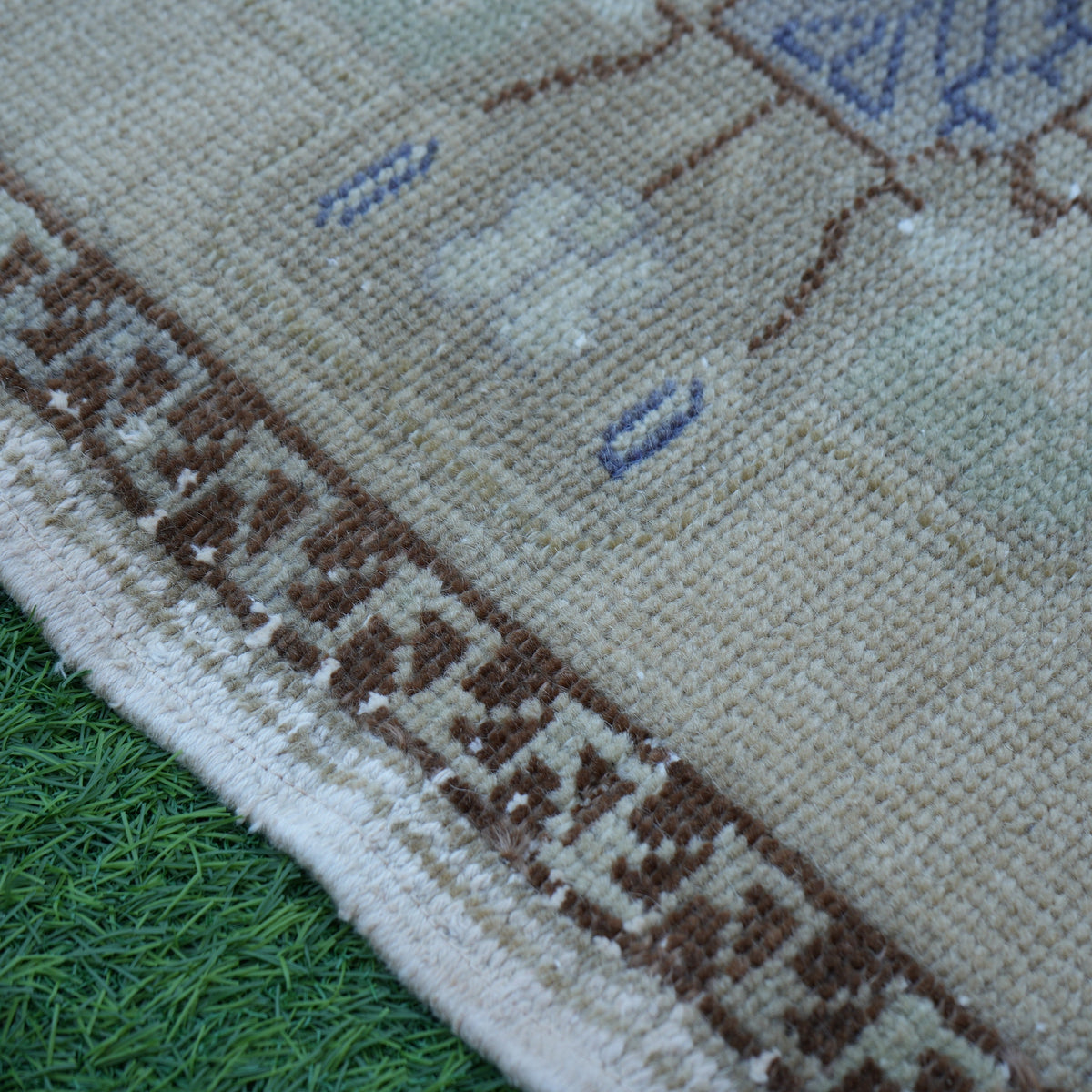Beige 2' x 3' vintage Turkish mini rug in wool and cotton, shown on the floor.