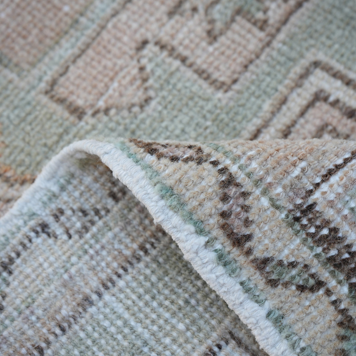 Additional view of the pink vintage Turkish small rug, hand-knotted in wool and cotton.
