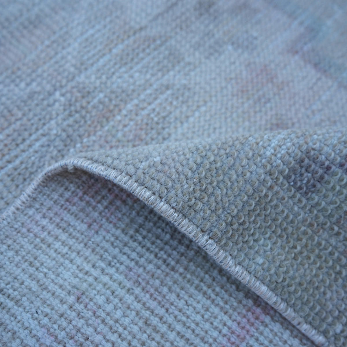Additional view of the beige vintage turkish rug, hand-knotted in wool and cotton.
