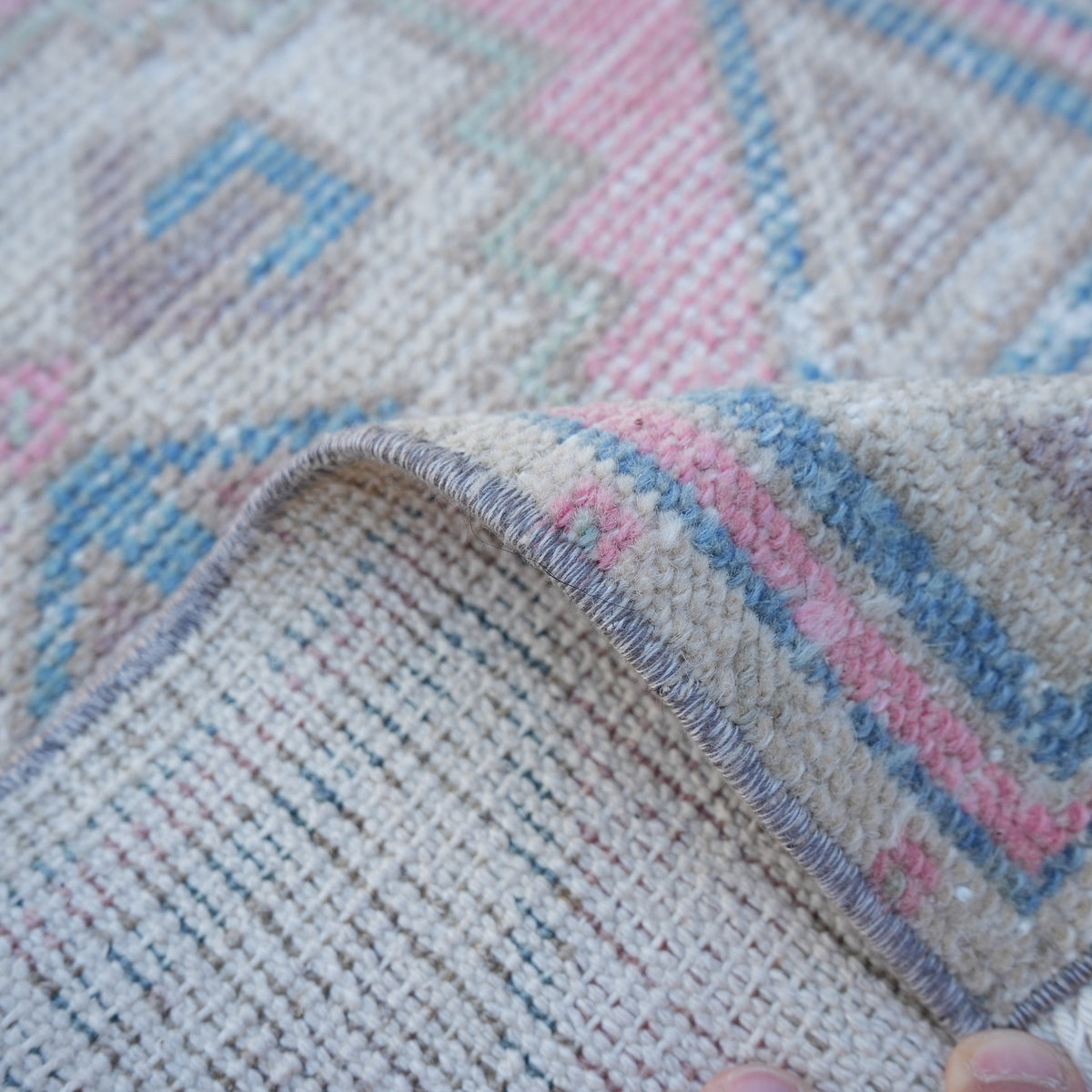 Additional view of the pink vintage turkish rug, hand-knotted in wool and cotton.