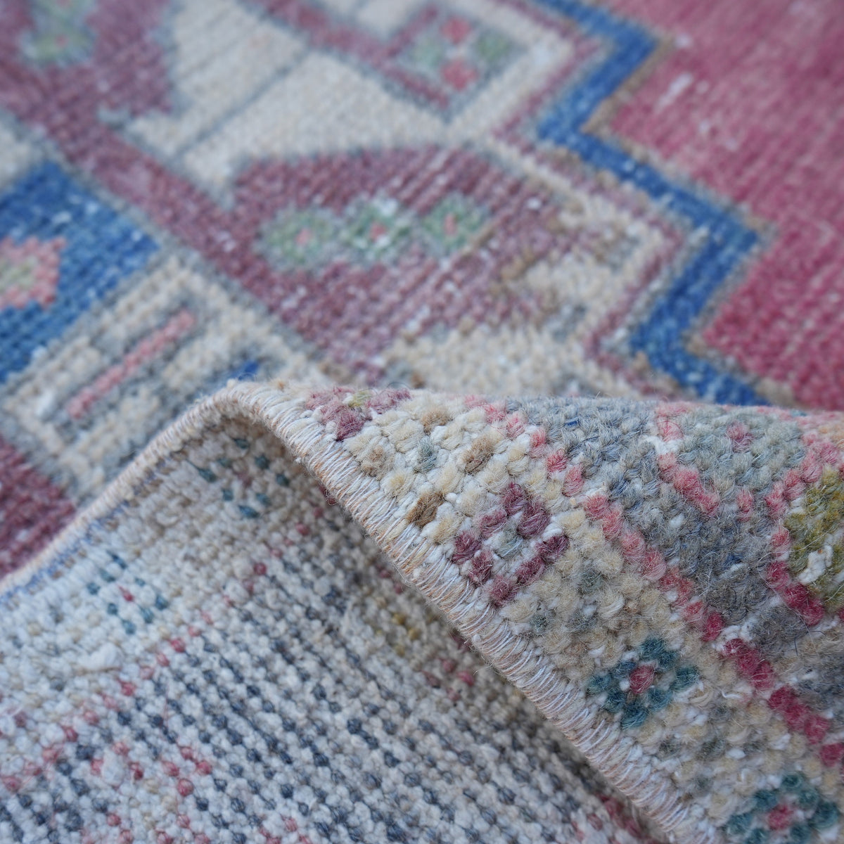 Additional view of the red vintage turkish rug, hand-knotted in wool and cotton.