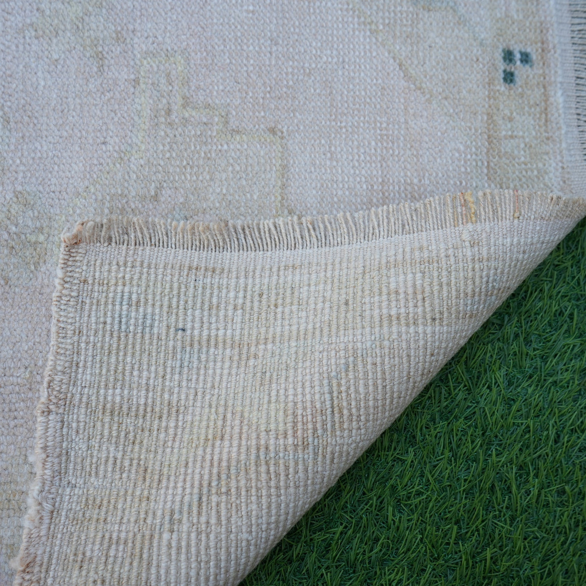 1970s beige vintage turkish rug with neutral design, hand-knotted weave and low pile.