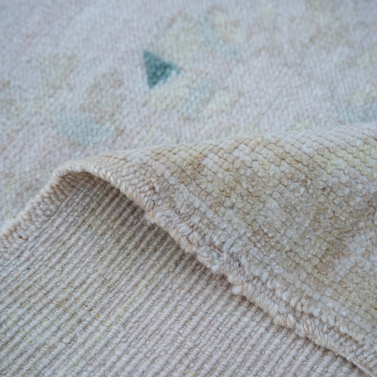 Additional view of the beige vintage turkish rug, hand-knotted in wool and cotton.