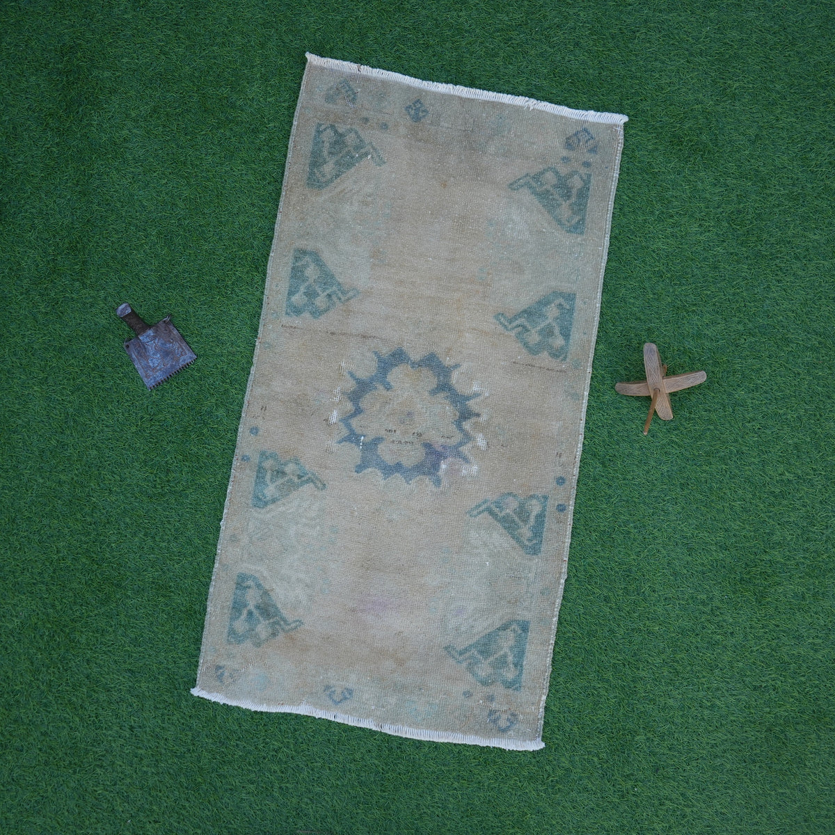 Beige 2' x 3' vintage turkish rug with neutral design, handmade in Turkey – Van.