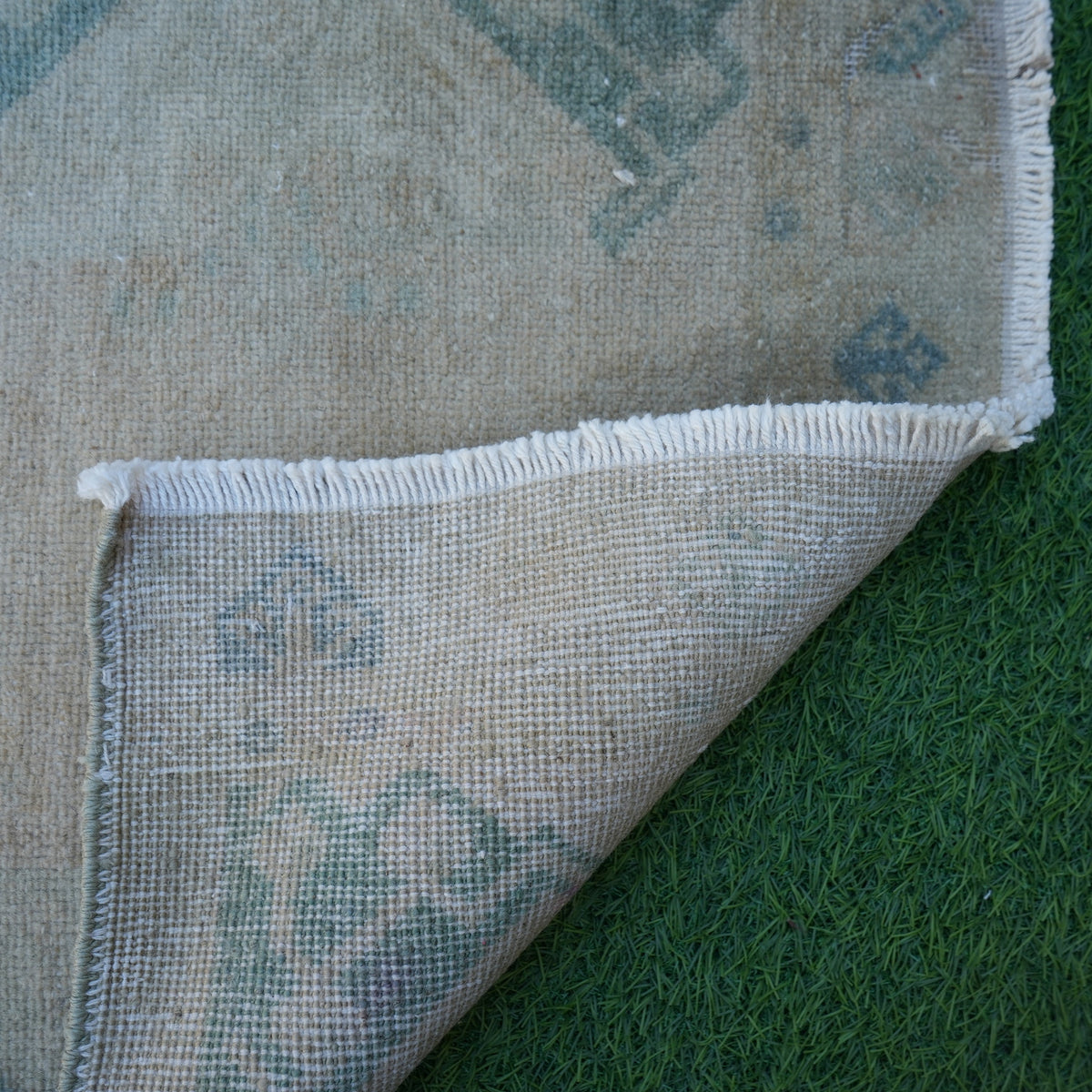 1970s beige vintage turkish rug with neutral design, hand-knotted weave and low pile.