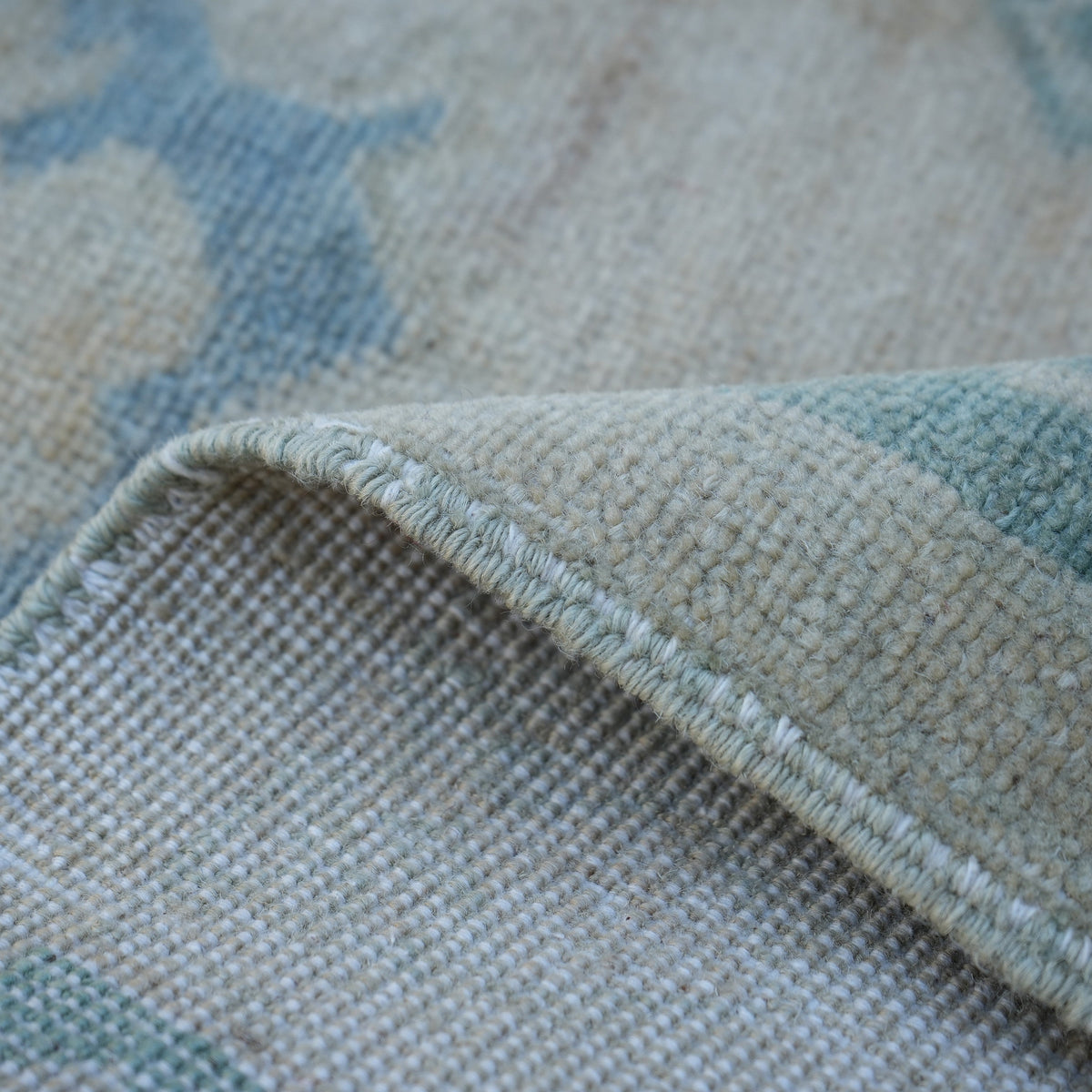 Additional view of the beige vintage turkish rug, hand-knotted in wool and cotton.