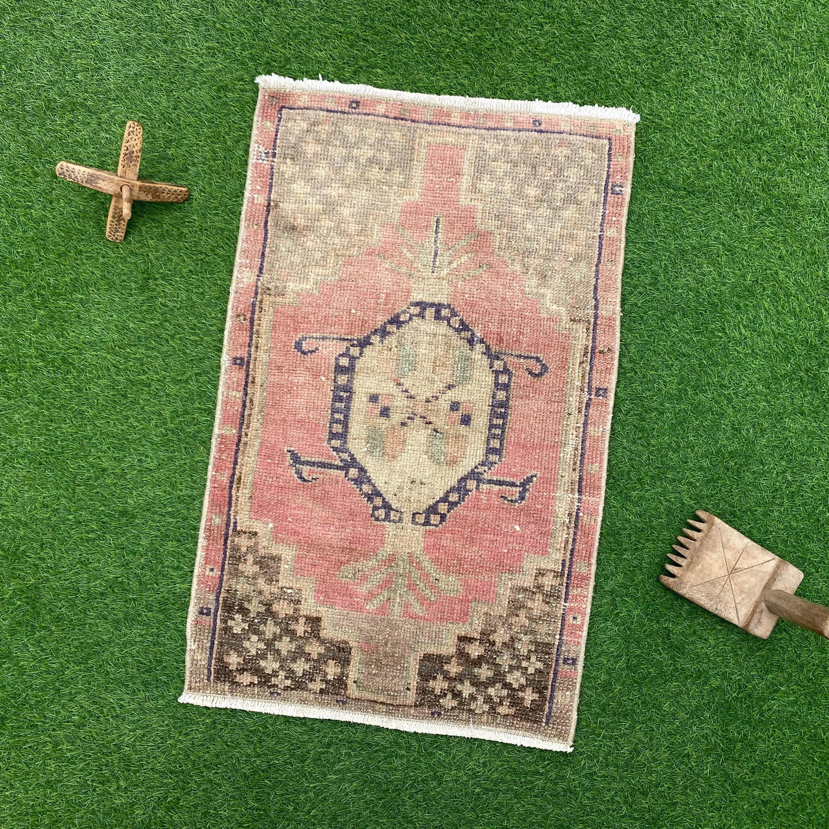 Pink 2' x 3' vintage turkish rug with geometric design, handmade in Turkey – Baxter.