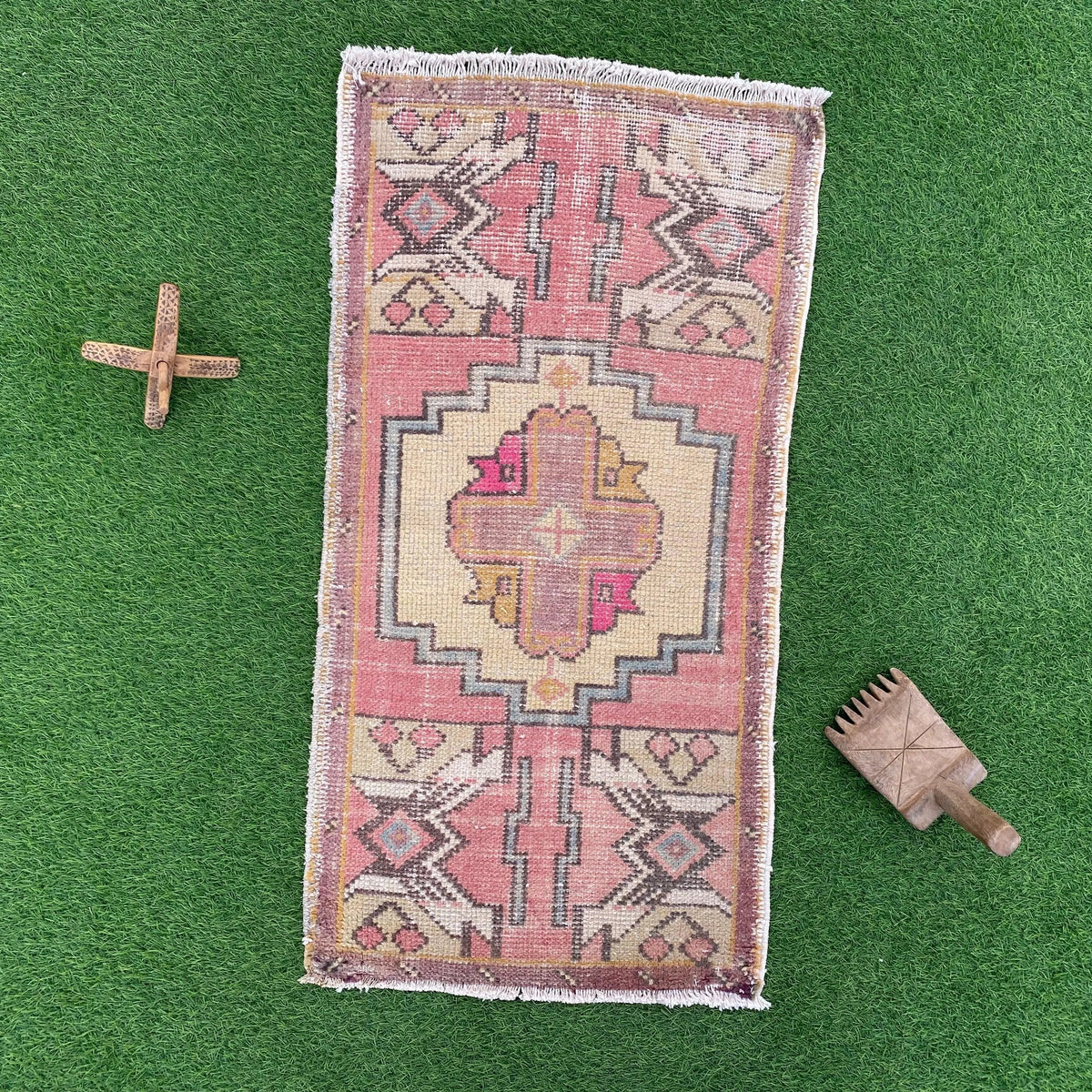 Pink 2' x 3' vintage turkish rug with geometric design, handmade in Turkey – Leach.