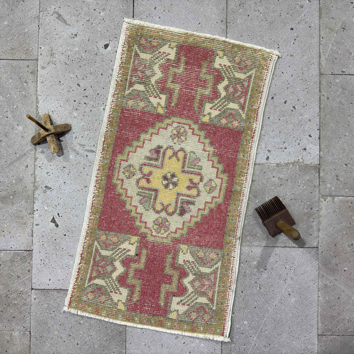 Red 2' x 3' vintage turkish rug with medallion design, handmade in Turkey – Zoya.