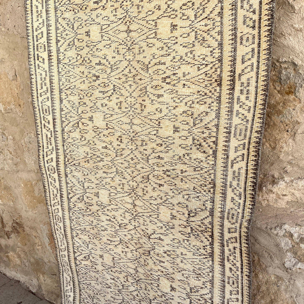 1970s beige vintage turkish rug with neutral design, hand-knotted weave and low pile.