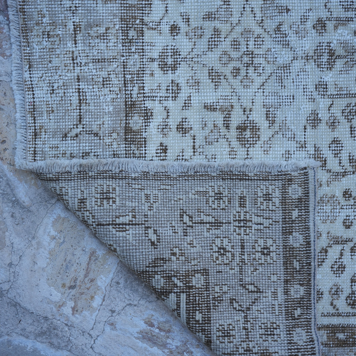 1970s beige vintage turkish rug with neutral design, hand-knotted weave and low pile.