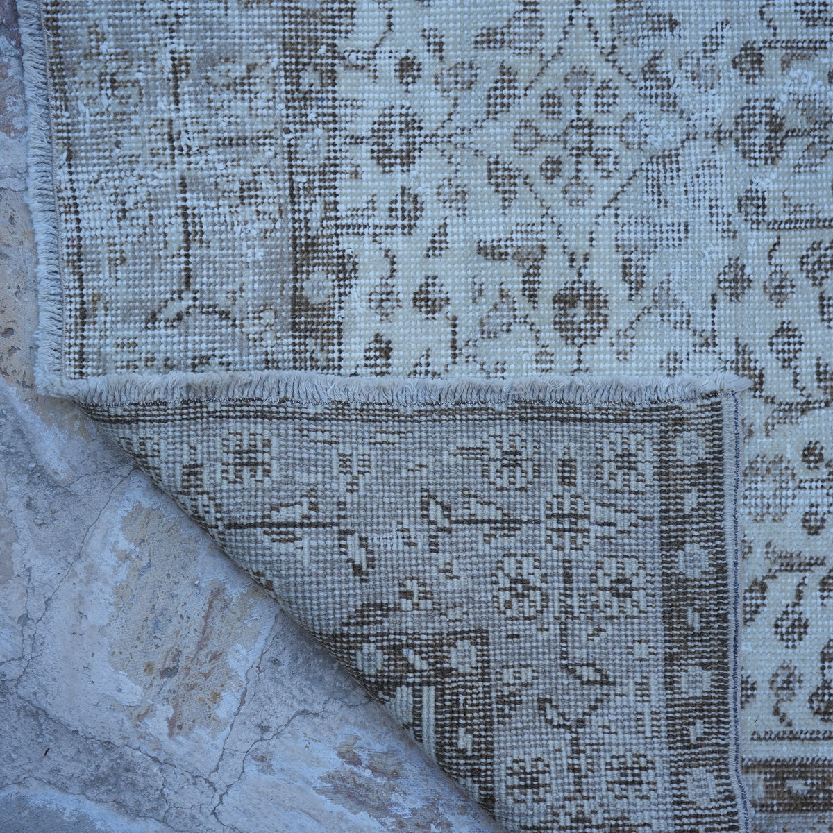 1970s beige vintage turkish rug with neutral design, hand-knotted weave and low pile.